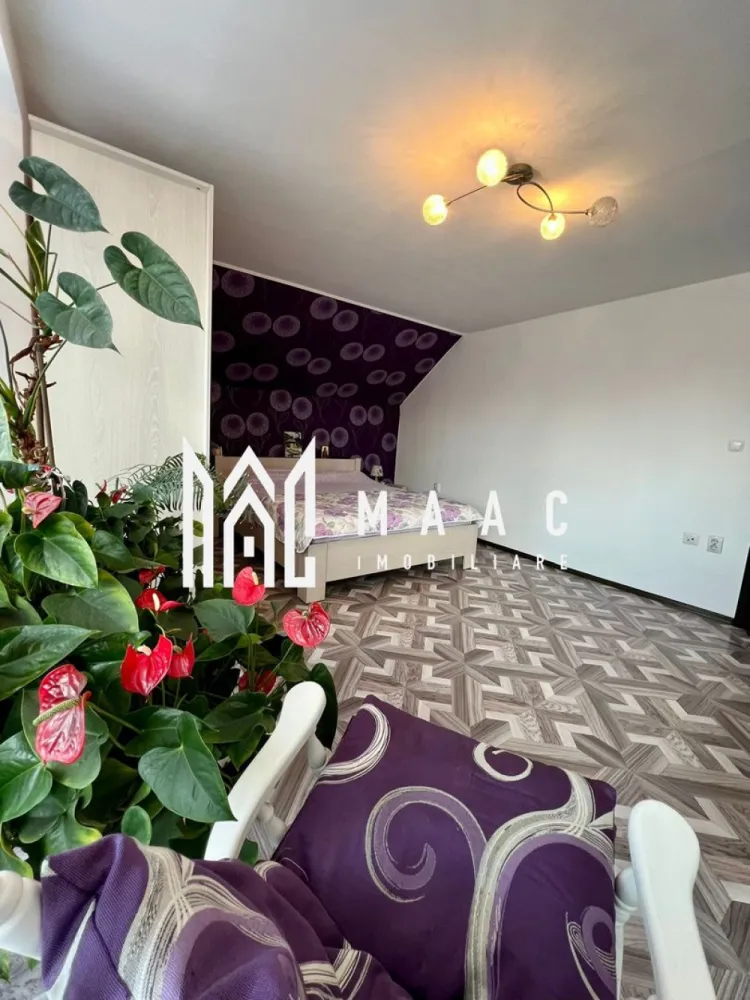 Casa individuala | 6 camere | Teren 863 MP | Selimbar - MAAC Imobiliare vă propune spre cumpărare o Casă/Vilă cu teren însumat de 863 mp.

Suprafață si Configurație corp principal :
Suprafață utilă: 155 mp
Structurată pe două niveluri: parter, mansardă (+pod amenajat)

Parterul oferă:
Bucătărie open space cu loc de servire a mesei în suprafață totală de 30 mp
Living cu ieșire la terasă
Baie cu duș
Birou sau cameră hobby
Spațiu de depozitare
Terasa acoperită perfecta pentru seri intime

Mansarda include :
Trei dormitoare ,unul matrimonial și două de copii
Baie cu cadă de hidromasaj

Pod amenajat utilizabil ca și loc de joacă sau dressing generos

Curte :
Garaj + carport
Terasă liberă
Curte pavată

Grădină :
355 mp de zonă verde cu iaz de pești , loc de depozitare și foișor

Suprafața si Configurația corp secundar:
Rămâne să il descoperiți la vizionare

Atuuri:

Pretabilă două familii
Trei căi de acces către Sibiu
Zonă cu multă liniște și intimitate
Orientare cardinală optimă E-S-V

Pentru mai multe detalii, precizati telefonic ca ati vazut anuntul cu ID: CP2540800