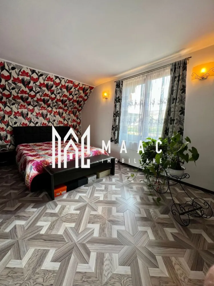 Casa individuala | 6 camere | Teren 863 MP | Selimbar - MAAC Imobiliare vă propune spre cumpărare o Casă/Vilă cu teren însumat de 863 mp.

Suprafață si Configurație corp principal :
Suprafață utilă: 155 mp
Structurată pe două niveluri: parter, mansardă (+pod amenajat)

Parterul oferă:
Bucătărie open space cu loc de servire a mesei în suprafață totală de 30 mp
Living cu ieșire la terasă
Baie cu duș
Birou sau cameră hobby
Spațiu de depozitare
Terasa acoperită perfecta pentru seri intime

Mansarda include :
Trei dormitoare ,unul matrimonial și două de copii
Baie cu cadă de hidromasaj

Pod amenajat utilizabil ca și loc de joacă sau dressing generos

Curte :
Garaj + carport
Terasă liberă
Curte pavată

Grădină :
355 mp de zonă verde cu iaz de pești , loc de depozitare și foișor

Suprafața si Configurația corp secundar:
Rămâne să il descoperiți la vizionare

Atuuri:

Pretabilă două familii
Trei căi de acces către Sibiu
Zonă cu multă liniște și intimitate
Orientare cardinală optimă E-S-V

Pentru mai multe detalii, precizati telefonic ca ati vazut anuntul cu ID: CP2540800