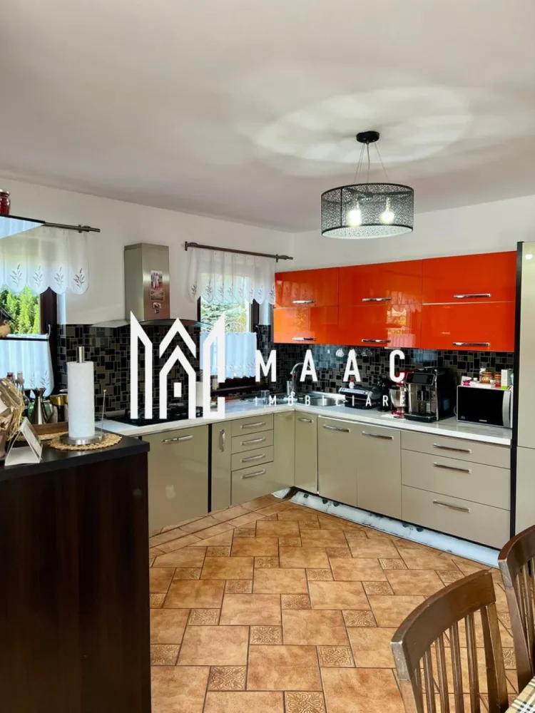 Casa individuala | 6 camere | Teren 863 MP | Selimbar - MAAC Imobiliare vă propune spre cumpărare o Casă/Vilă cu teren însumat de 863 mp.

Suprafață si Configurație corp principal :
Suprafață utilă: 155 mp
Structurată pe două niveluri: parter, mansardă (+pod amenajat)

Parterul oferă:
Bucătărie open space cu loc de servire a mesei în suprafață totală de 30 mp
Living cu ieșire la terasă
Baie cu duș
Birou sau cameră hobby
Spațiu de depozitare
Terasa acoperită perfecta pentru seri intime

Mansarda include :
Trei dormitoare ,unul matrimonial și două de copii
Baie cu cadă de hidromasaj

Pod amenajat utilizabil ca și loc de joacă sau dressing generos

Curte :
Garaj + carport
Terasă liberă
Curte pavată

Grădină :
355 mp de zonă verde cu iaz de pești , loc de depozitare și foișor

Suprafața si Configurația corp secundar:
Rămâne să il descoperiți la vizionare

Atuuri:

Pretabilă două familii
Trei căi de acces către Sibiu
Zonă cu multă liniște și intimitate
Orientare cardinală optimă E-S-V

Pentru mai multe detalii, precizati telefonic ca ati vazut anuntul cu ID: CP2540800
