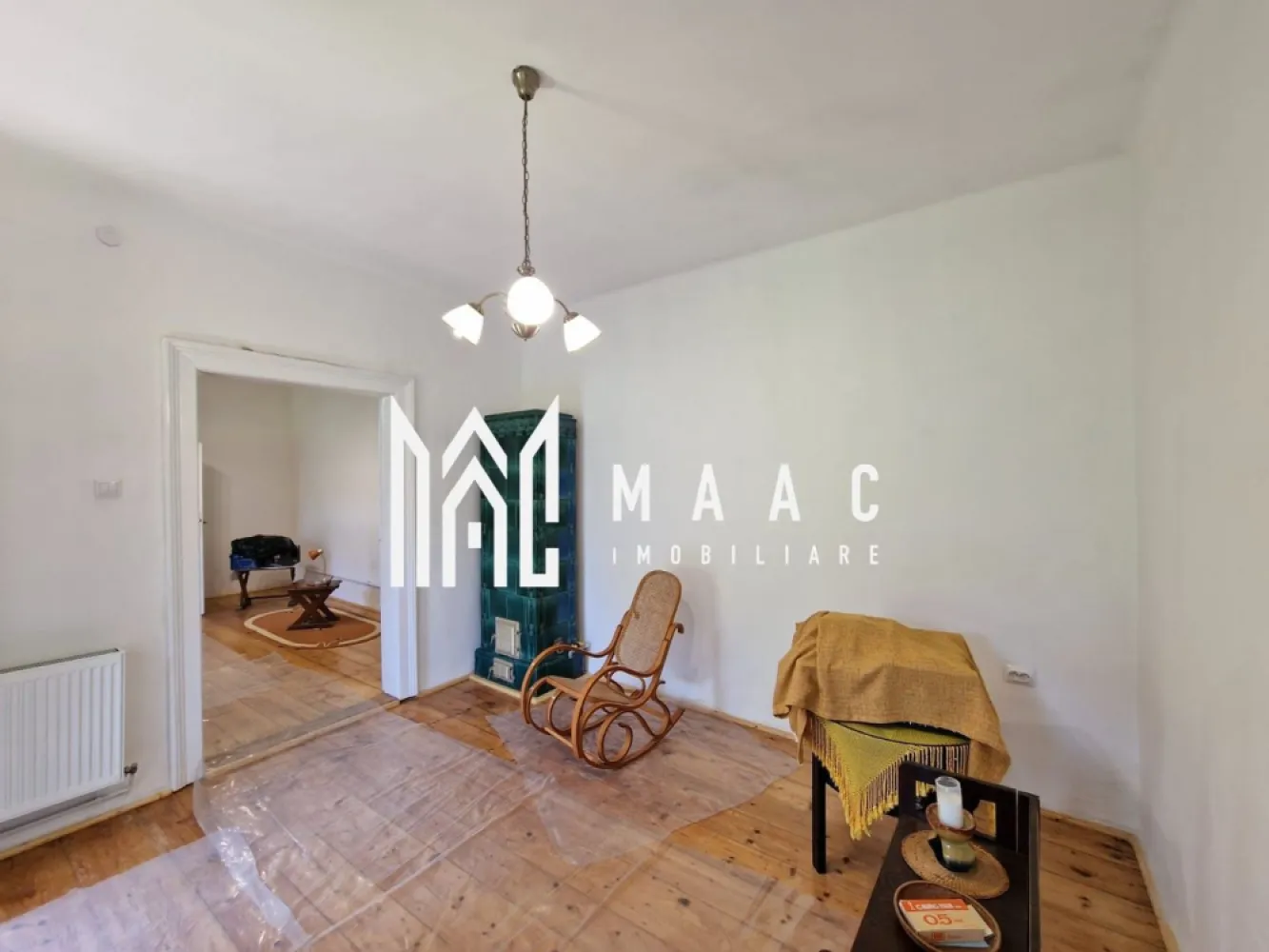 Aparatement 2 Camere | 51MPU | Pivnita | Central - MAAC Imobiliare vă propune spre vânzare un apartament la casă situat în zona Centrală a Sibiului, o proprietate potrivită atât pentru locuință, cât și pentru investiție imobiliară în regim de închiriere sau hotelier. Apartamentul beneficiază de o amplasare excelentă, în proximitatea Centrului Istoric, cu acces facil la mijloace de transport și la principalele atracții ale orașului.

Imobilul are o suprafață utilă de 51 MPU, la care se adaugă o logie închisă de 5,2 MPU, rezultând o suprafață totală de 56,2 MPU, și o suprafață construită de 78 MPU. Compartimentarea este practică și funcțională, oferind spații bine delimitate.

Compartimentare:
-2 camere
-Bucătărie separată
-Baie
-Cămară
-Logie închisă

Proprietatea dispune suplimentar de 2 pivnițe, o magazie în curte și o cotă de teren de 78 mp, aspecte care adaugă valoare și funcționalitate, mai ales pentru depozitare sau amenajări suplimentare.

Datorită poziționării centrale în Sibiu și a configurației sale, apartamentul reprezintă o oportunitate de achiziție pentru investiție, fiind ideal pentru închiriere pe termen lung sau utilizare în regim hotelier.

Pentru mai multe detalii, vă rugăm să ne contactați specificând CP2563384.