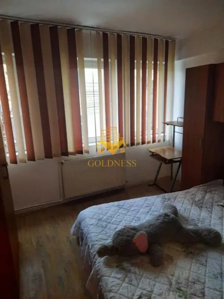 3 camere open space, Ultracentral, Paris, Record Park, The Office - GOLDNESS Imobiliare vă propune spre închiriere un apartament cu 3 camere open-space complet mobilat și utilat, la etajul 1 într-un imobil de 4 etaje, în Zona Centrala. 

Se află în apropierea stațiilor de transport în comun, magazine, restaurante, spații verzi, farmacii, scoli, etc. 

Apartamentul este compartimentat astfel:
 - dormitor cu pat matrimonial, dressing, noptiere
 - dormitor cu canapea extensibilă, dressing, noptiere
 - living cu bucatarie open-space complet utilată, canapea, loc de servit masa 
 - baie cu cadă, calorifer port prosop și dulap pentru depozitare.

Imobilul este dotat cu toate cele necesare- centrală proprie, mașină de spălat haine, frigider, hotă, microunde, etc. 

Dacă sunteți interesați de acest apartament și doriți să îl vizionați, dar și pentru alte oferte nu ezitați să ne contactați telefonic sau prin e-mail. Vă stăm la dispoziție!

Pentru intermediere se percepe un comision de 50% din prețul chiriei!