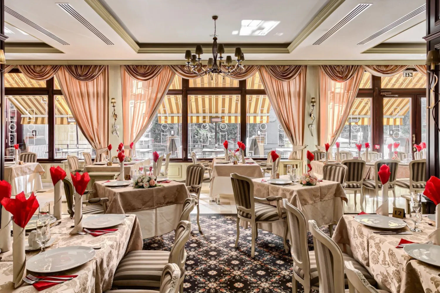 Oportunitate de investiție: Hotel Best Western de 4 stele Arad - Român - Vă prezentăm o oportunitate strategică de achiziție a unui activ hotelier premium, complet operațional (la cheie): Hotelul Best Western Central de 4 stele din Arad. Situat ultra-central în unul dintre cele mai importante noduri logistice și economice de pe granița de vest a României, hotelul beneficiază de recunoașterea și standardizarea unui brand global puternic.
Această tranzacție reprezintă o oportunitate rară de a achiziționa o afacere profitabilă cu un istoric solid și un activ imobiliar excepțional (peste 5.300 mp de teren în centrul orașului), cu potențial masiv de extindere sau diversificare.

Performanță și poziționare pe piață
* Afacere validată: Locul 3 în „Top Business România” (2023) pentru județul Arad, categoria Ospitalitate.
* Afiliere internațională: Franciza Best Western asigură un flux constant de oaspeți corporate și leisure prin rețeaua globală de rezervări.
* Locație strategică: Aradul este un nod de tranzit vital pe Coridorul Pan-European, atrăgând constant turism de afaceri, tranzit și evenimente MICE.

Detalii tehnice (Profilul activului)
* Suprafața terenului: 5.306 mp (dimensiune foarte rară pentru o zonă ultra-centrală, oferind opțiuni mari de dezvoltare).
* Suprafața construită desfășurată (GBA): 4.038 mp (Regim de înălțime: Subsol + Parter + 4 Etaje).

Structura facilităților (Surse multiple de venit)
* Cazare: 41 de camere premium și 2 apartamente de lux, dotate la standarde de 4 stele.
* F&B (Food & Beverage): Restaurant elegant, cramă privată, grădină de vară și terasă semi-acoperită.
* MICE & Corporate: Sală de conferințe echipată, saloane de întâlniri și spații de birouri.
* Wellness: Sală de fitness dedicată oaspeților.

Puncte forte ale investiției
* Cash-flow imediat: Proprietate complet operațională, generează venituri din prima zi.
* Barieră ridicată la intrare: Dificultatea de a dezvolta un proiect similar în centrul orașului oferă un avantaj competitiv de neegalat.
* Potențial de creștere a valorii: Terenul mare permite extinderea capacității sau dezvoltarea de noi facilități (ex. centru SPA modern, sală de conferințe extinsă).

Invităm fondurile de investiții, operatorii hotelieri și grupurile de private equity să exploreze detaliile acestei tranzacții.

Contact pentru Acordul de Confidențialitate (NDA) & Due Diligence:
Florin Moș – Consultant de Investiții / Reprezentant
Telefon: +40721356746
(Rapoartele financiare, planurile cadastrale și ratele istorice de ocupare pot fi furnizate în urma manifestării unui interes calificat).