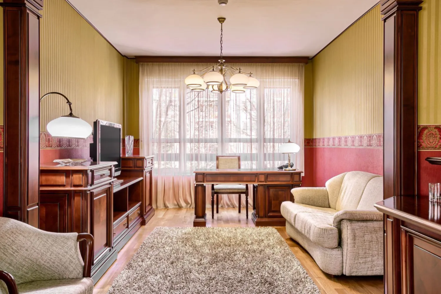 Oportunitate de investiție: Hotel Best Western de 4 stele Arad - Român - Vă prezentăm o oportunitate strategică de achiziție a unui activ hotelier premium, complet operațional (la cheie): Hotelul Best Western Central de 4 stele din Arad. Situat ultra-central în unul dintre cele mai importante noduri logistice și economice de pe granița de vest a României, hotelul beneficiază de recunoașterea și standardizarea unui brand global puternic.
Această tranzacție reprezintă o oportunitate rară de a achiziționa o afacere profitabilă cu un istoric solid și un activ imobiliar excepțional (peste 5.300 mp de teren în centrul orașului), cu potențial masiv de extindere sau diversificare.

Performanță și poziționare pe piață
* Afacere validată: Locul 3 în „Top Business România” (2023) pentru județul Arad, categoria Ospitalitate.
* Afiliere internațională: Franciza Best Western asigură un flux constant de oaspeți corporate și leisure prin rețeaua globală de rezervări.
* Locație strategică: Aradul este un nod de tranzit vital pe Coridorul Pan-European, atrăgând constant turism de afaceri, tranzit și evenimente MICE.

Detalii tehnice (Profilul activului)
* Suprafața terenului: 5.306 mp (dimensiune foarte rară pentru o zonă ultra-centrală, oferind opțiuni mari de dezvoltare).
* Suprafața construită desfășurată (GBA): 4.038 mp (Regim de înălțime: Subsol + Parter + 4 Etaje).

Structura facilităților (Surse multiple de venit)
* Cazare: 41 de camere premium și 2 apartamente de lux, dotate la standarde de 4 stele.
* F&B (Food & Beverage): Restaurant elegant, cramă privată, grădină de vară și terasă semi-acoperită.
* MICE & Corporate: Sală de conferințe echipată, saloane de întâlniri și spații de birouri.
* Wellness: Sală de fitness dedicată oaspeților.

Puncte forte ale investiției
* Cash-flow imediat: Proprietate complet operațională, generează venituri din prima zi.
* Barieră ridicată la intrare: Dificultatea de a dezvolta un proiect similar în centrul orașului oferă un avantaj competitiv de neegalat.
* Potențial de creștere a valorii: Terenul mare permite extinderea capacității sau dezvoltarea de noi facilități (ex. centru SPA modern, sală de conferințe extinsă).

Invităm fondurile de investiții, operatorii hotelieri și grupurile de private equity să exploreze detaliile acestei tranzacții.

Contact pentru Acordul de Confidențialitate (NDA) & Due Diligence:
Florin Moș – Consultant de Investiții / Reprezentant
Telefon: +40721356746
(Rapoartele financiare, planurile cadastrale și ratele istorice de ocupare pot fi furnizate în urma manifestării unui interes calificat).