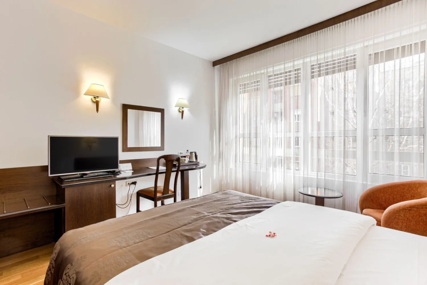 Oportunitate de investiție: Hotel Best Western de 4 stele Arad - Român - Vă prezentăm o oportunitate strategică de achiziție a unui activ hotelier premium, complet operațional (la cheie): Hotelul Best Western Central de 4 stele din Arad. Situat ultra-central în unul dintre cele mai importante noduri logistice și economice de pe granița de vest a României, hotelul beneficiază de recunoașterea și standardizarea unui brand global puternic.
Această tranzacție reprezintă o oportunitate rară de a achiziționa o afacere profitabilă cu un istoric solid și un activ imobiliar excepțional (peste 5.300 mp de teren în centrul orașului), cu potențial masiv de extindere sau diversificare.

Performanță și poziționare pe piață
* Afacere validată: Locul 3 în „Top Business România” (2023) pentru județul Arad, categoria Ospitalitate.
* Afiliere internațională: Franciza Best Western asigură un flux constant de oaspeți corporate și leisure prin rețeaua globală de rezervări.
* Locație strategică: Aradul este un nod de tranzit vital pe Coridorul Pan-European, atrăgând constant turism de afaceri, tranzit și evenimente MICE.

Detalii tehnice (Profilul activului)
* Suprafața terenului: 5.306 mp (dimensiune foarte rară pentru o zonă ultra-centrală, oferind opțiuni mari de dezvoltare).
* Suprafața construită desfășurată (GBA): 4.038 mp (Regim de înălțime: Subsol + Parter + 4 Etaje).

Structura facilităților (Surse multiple de venit)
* Cazare: 41 de camere premium și 2 apartamente de lux, dotate la standarde de 4 stele.
* F&B (Food & Beverage): Restaurant elegant, cramă privată, grădină de vară și terasă semi-acoperită.
* MICE & Corporate: Sală de conferințe echipată, saloane de întâlniri și spații de birouri.
* Wellness: Sală de fitness dedicată oaspeților.

Puncte forte ale investiției
* Cash-flow imediat: Proprietate complet operațională, generează venituri din prima zi.
* Barieră ridicată la intrare: Dificultatea de a dezvolta un proiect similar în centrul orașului oferă un avantaj competitiv de neegalat.
* Potențial de creștere a valorii: Terenul mare permite extinderea capacității sau dezvoltarea de noi facilități (ex. centru SPA modern, sală de conferințe extinsă).

Invităm fondurile de investiții, operatorii hotelieri și grupurile de private equity să exploreze detaliile acestei tranzacții.

Contact pentru Acordul de Confidențialitate (NDA) & Due Diligence:
Florin Moș – Consultant de Investiții / Reprezentant
Telefon: +40721356746
(Rapoartele financiare, planurile cadastrale și ratele istorice de ocupare pot fi furnizate în urma manifestării unui interes calificat).
