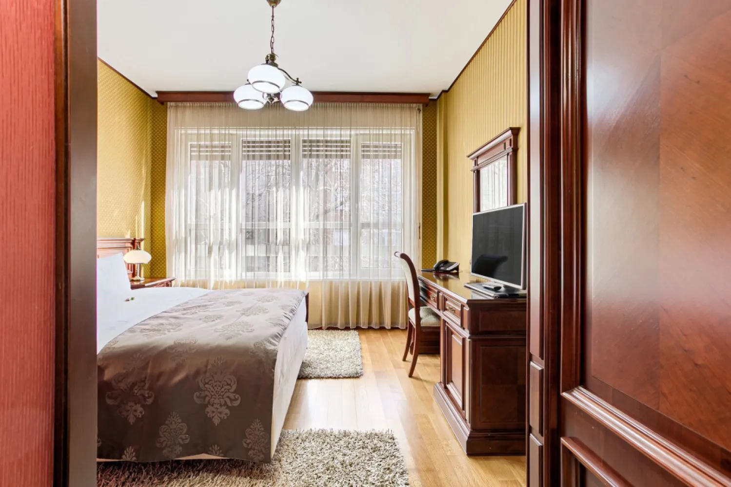 Oportunitate de investiție: Hotel Best Western de 4 stele Arad - Român - Vă prezentăm o oportunitate strategică de achiziție a unui activ hotelier premium, complet operațional (la cheie): Hotelul Best Western Central de 4 stele din Arad. Situat ultra-central în unul dintre cele mai importante noduri logistice și economice de pe granița de vest a României, hotelul beneficiază de recunoașterea și standardizarea unui brand global puternic.
Această tranzacție reprezintă o oportunitate rară de a achiziționa o afacere profitabilă cu un istoric solid și un activ imobiliar excepțional (peste 5.300 mp de teren în centrul orașului), cu potențial masiv de extindere sau diversificare.

Performanță și poziționare pe piață
* Afacere validată: Locul 3 în „Top Business România” (2023) pentru județul Arad, categoria Ospitalitate.
* Afiliere internațională: Franciza Best Western asigură un flux constant de oaspeți corporate și leisure prin rețeaua globală de rezervări.
* Locație strategică: Aradul este un nod de tranzit vital pe Coridorul Pan-European, atrăgând constant turism de afaceri, tranzit și evenimente MICE.

Detalii tehnice (Profilul activului)
* Suprafața terenului: 5.306 mp (dimensiune foarte rară pentru o zonă ultra-centrală, oferind opțiuni mari de dezvoltare).
* Suprafața construită desfășurată (GBA): 4.038 mp (Regim de înălțime: Subsol + Parter + 4 Etaje).

Structura facilităților (Surse multiple de venit)
* Cazare: 41 de camere premium și 2 apartamente de lux, dotate la standarde de 4 stele.
* F&B (Food & Beverage): Restaurant elegant, cramă privată, grădină de vară și terasă semi-acoperită.
* MICE & Corporate: Sală de conferințe echipată, saloane de întâlniri și spații de birouri.
* Wellness: Sală de fitness dedicată oaspeților.

Puncte forte ale investiției
* Cash-flow imediat: Proprietate complet operațională, generează venituri din prima zi.
* Barieră ridicată la intrare: Dificultatea de a dezvolta un proiect similar în centrul orașului oferă un avantaj competitiv de neegalat.
* Potențial de creștere a valorii: Terenul mare permite extinderea capacității sau dezvoltarea de noi facilități (ex. centru SPA modern, sală de conferințe extinsă).

Invităm fondurile de investiții, operatorii hotelieri și grupurile de private equity să exploreze detaliile acestei tranzacții.

Contact pentru Acordul de Confidențialitate (NDA) & Due Diligence:
Florin Moș – Consultant de Investiții / Reprezentant
Telefon: +40721356746
(Rapoartele financiare, planurile cadastrale și ratele istorice de ocupare pot fi furnizate în urma manifestării unui interes calificat).