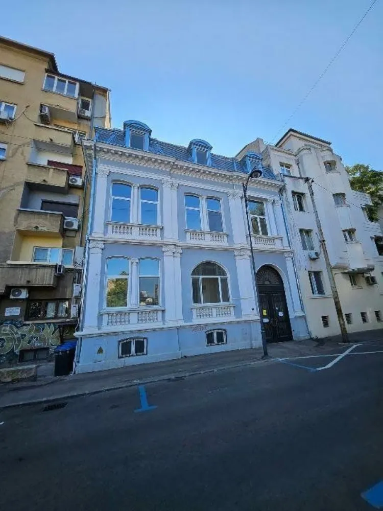 Ag BRASADAS închiriază vila cu 22 camere Piata Universitatii - Agenția BRASADAS închiriază vila interbelica de exceptie, consolidata si renovata în zona Piata Universitatii. 
Ultima renovare : ianuarie 2018. 
Dispune de 3 locuri de parcare in garaj si locuri de parcare in curte.
Vila este ideala pentru birouri, clinica, scoala.
Vila dispune de camere cu inaltimi mari (4m), toate camerele beneficiind de lumina naturala.
Pentru mai multe oferte accesați www.brasadas.com.
