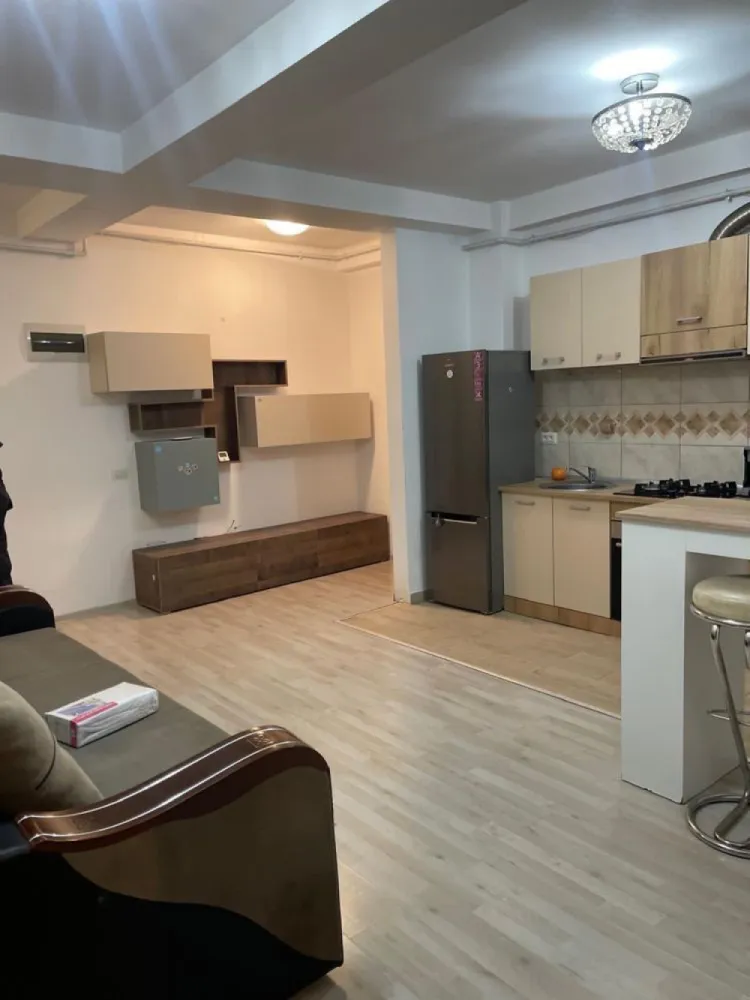 Proprietar,Inchiriez apartament 2 camere Titan/Auchan/Pallady - Proprietar, închiriez apartament 2 camere
- apartamentul se află într-un bloc nou cu o singură scară și 6 apartamente.
- este situat la etajul 1 din 2
- se închiriază complet mobilat și utilat
- dispune de living generos,dormitor,baie, hol
- dotat cu mașina de spălat, Aer Condiționat, Centrală termică cu Termostat, cuptor și aragaz pe gaz, frigider,etc.
- apartamentul dispune de o terasă de 45 mp acoperita.
- loc de parcare în fața scării 
- acces în bloc pe baza de interfon
La închirierea acestuia se va achita 1 luna garanție + 1 luna chirie.