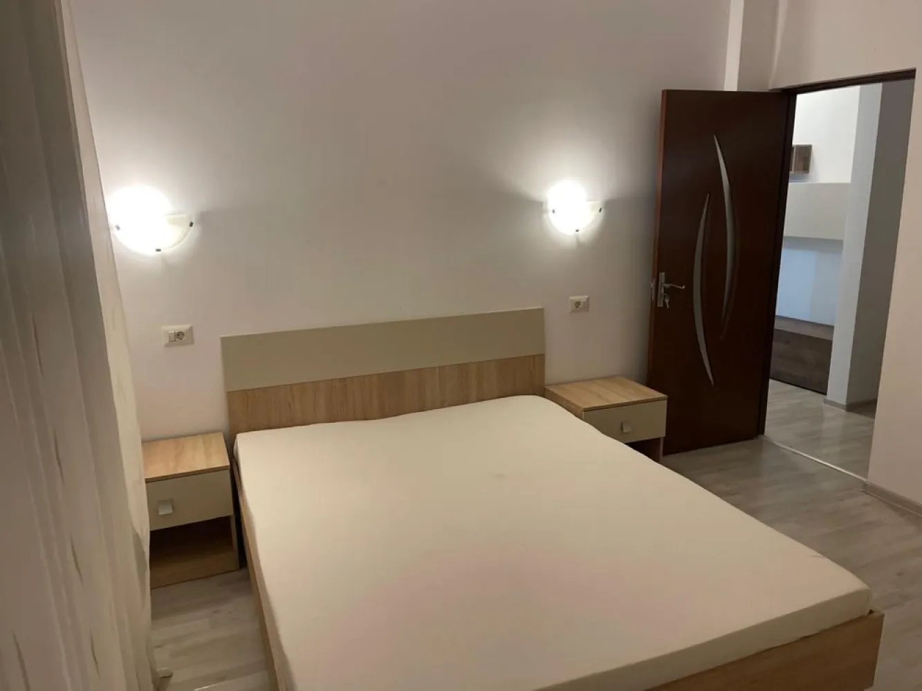 Proprietar,Inchiriez apartament 2 camere Titan/Auchan/Pallady - Proprietar, închiriez apartament 2 camere
- apartamentul se află într-un bloc nou cu o singură scară și 6 apartamente.
- este situat la etajul 1 din 2
- se închiriază complet mobilat și utilat
- dispune de living generos,dormitor,baie, hol
- dotat cu mașina de spălat, Aer Condiționat, Centrală termică cu Termostat, cuptor și aragaz pe gaz, frigider,etc.
- apartamentul dispune de o terasă de 45 mp acoperita.
- loc de parcare în fața scării 
- acces în bloc pe baza de interfon
La închirierea acestuia se va achita 1 luna garanție + 1 luna chirie.