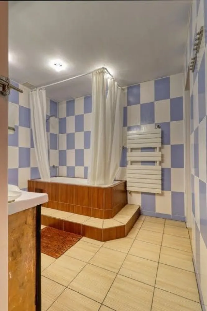 Apt Ion Neculce 74 - Va propunem spre inchiriere un apartament superb, cu o suprafata generoasa de 280mp, amplasat in zona centrala a Bucurestiului, pe strada Ion Neculce. Locuinta reprezinta INTREGUL etaj 1 dintr-o vila pe 3 nivele, declarata oficial monument arhitectural, imobilul remarcandu-se printr-un design deosebit.
Proprietatea ofera 5 camere ample si luminoase: 3 dormitoare, 3 grupuri sanitare, living, birou, bucatarie si multiple spatii de depozitare. Este ideala pentru firme dar si pentru familii, locuinta oferind intimitate si un spatiu vast. Este complet utilata, inclusiv cu masina de spalat vase si dressing-uri incorporate, iar mobila poate fi scoasa/adusa la cerere. 
Detine intrare separata. 
Apartamentul se afla la 5 minute de mers pe jos de parcul Kisseleff si la 10 minute distanta de piata Victoriei. Vis-a-vis de locuinta exista statii de autobuz si tramvai, piata, supermarket, farmacii, restaurante, gradinite, licee.
Locurile de parcare de pe stradutele adiacente sunt la liber.
Curtea este comuna. 
Apartamentul este pet friendly in cazul chiriasilor care respecta spatiul in care locuiesc. 
Se inchiriaza pe termen lung (minim un an). Chiria este de 1800euro pe luna + 2 garantii. 
Contact: 07******64