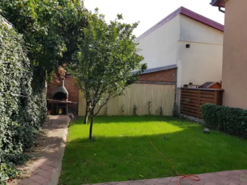 Ag BRASADAS închiriază vila 2 etaje zona CENTRALA 260mp.