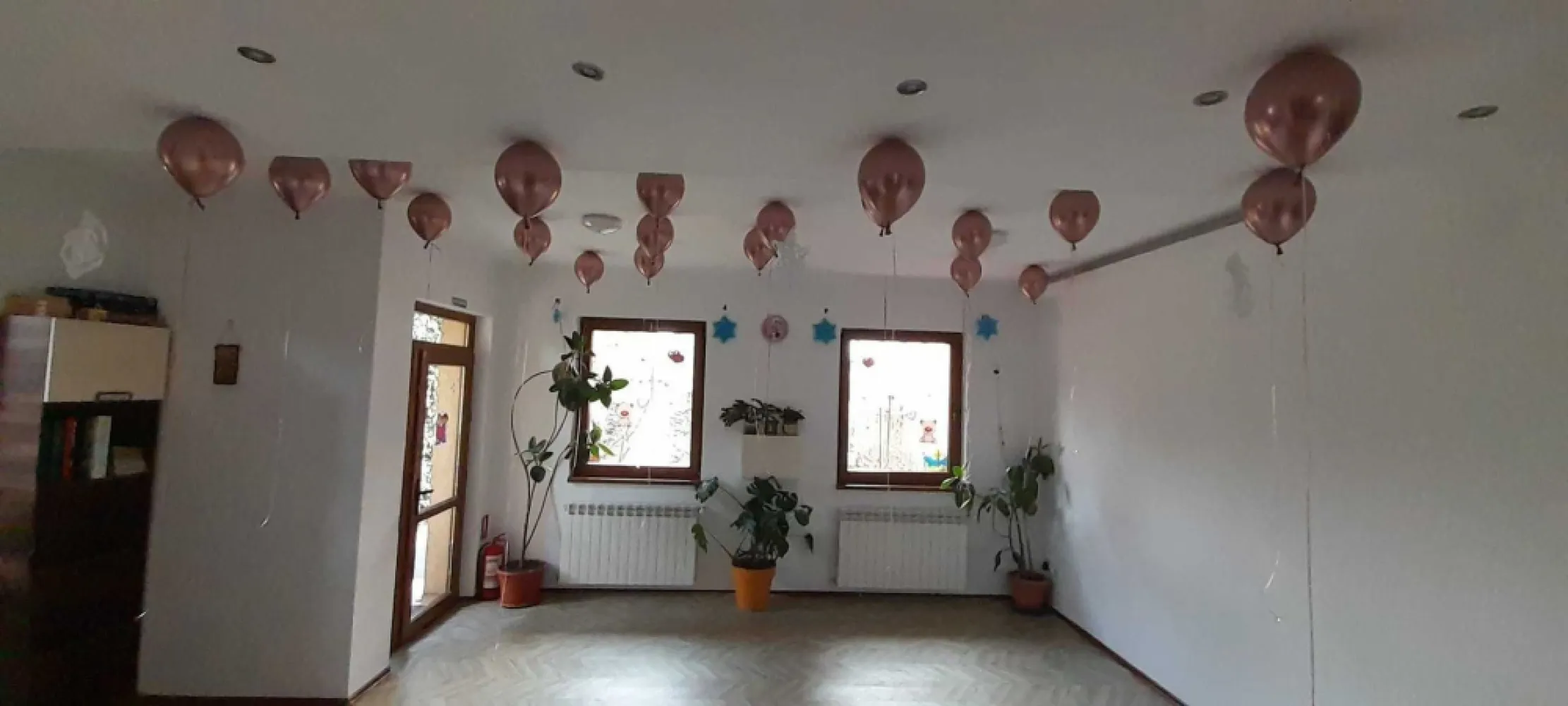 Ag BRASADAS închiriază vila 2 etaje zona CENTRALA 260mp. - Agenția BRASADAS închiriază vilă deosebită pentru reședință privată sau spațiu de business. Situată într-un cartier exclusivist, înconjurată de verdeață, această vilă are in jur vecini deosebiti, ce ofera liniste, siguranta, confort, intimitate. 
Vila are o suprafață de 260 mp structurata pe parter si 2 etaje (inclusiv mansardă), 6 camere luminoase și spațioase, 2 băi, bucătărie complet echipată și funcțională. Vila are o curte generoasa de 200 mp, cu terasa pentru relaxare in intimitate. Exista parcare pentru 2 masini, si posibilitate de a parca inca o masina in curte.
Pozitionata intr-o zona de vile plina de verdeata, la 3 minute de parc si 6 minute de statia de metrou, 4 minute de piata si 5-10 minute de supermarketuri, 6 km (15 minute cu mașina) până la Piața Victoriei, vila este construita in 2007 cu materiale de foarte buna calitate si finisaje superioare. 
 
Este un spațiu versatil pentru diverse utilizări. Poate fi inchiriata pentru resedinta privata sau business (a functionat un afterschool, o gradinita, un centru de limbi straine si un sediu al unei firme de executori judecatoresti, personal al ambasadei Elvetiei si o familie de spanioli). Inchiriere doar pe termen lung.

Pentru mai multe oferte accesați www.brasadas.com.