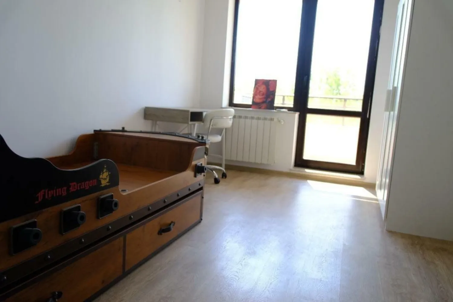 Apartament 4 camere de Lux - Apartamentul este situat in Ansamblul Rezidential Privighetorilor, situat in Bucuresti, Aleea Privighetorilor, nr 86 P, Sector 1. eta
Locatia se afla la 5 minute de AMBASADA USA, MALL BANEASA , Gradina Zoologica Baneasa,, Ikea, Jollie Ville , American International School of Bucharest 
 ,British School of Bucharest, Liceul Francez ,,Anna de Noailles", Gradinita Disneyland, Gradinita Mark Twain; Gradinita Tinker Bell; Gradinita/Scoala Little London, GRADINITA KARIN , British School , Scoala Primara si Gimnaziala Avenor College si alte scoli si gradinite private situate in Pipera. 

Finisarile si mobilierul sunt de inalta calitate.
Apartamentul este compus din 161 metrii patrati construiti , bucatarie deschisa 
 , 2 bai , 2 balcoane , 
DOTARI : TOTAL MOBILAT , BUCATARIE :Cuptor, plita electrica, hota, ,masina spalat vase , Frigider , Aragaz,

Apartamentul complet mobilat se inchiriaza cu 900 EUR PLUS TVA 19 la suta

In acest pret sunt incluse 2 locuri parcare SUBTERANE!

La semnarea contractului se achita 2 luni garantie si 2 luni chirie.
Liber cu posibilitate de inchiriere imediata.
Contact proprietar firma KTIK Development SRL