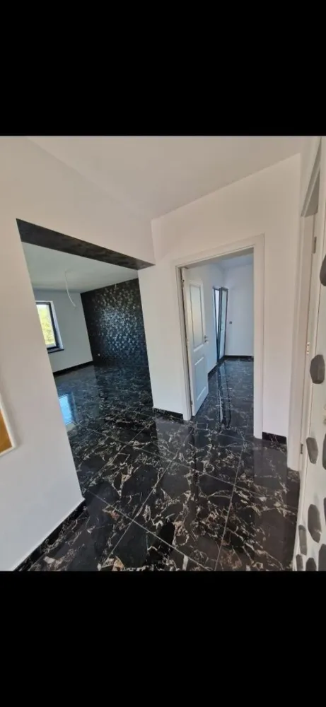 Ag BRASADAS vinde Casa P+1 in MIROSLAVA. - Agenția BRASADAS vinde casă P+1 cu 4 camere si suprafata utila de 118mp si teren aferent de 420mp pe un drum privat pietruit la distanta de 70m până la asfalt.
Este poziționată într-o zona bună a Miroslavei ( 1,2 km de LDL, Primarie) ferită de zgomot și poluare 
Conectată la toate utilitățile 
Construcția casei este din cărămidă Brikstone GV de 25cm atât la interior cât și la exterior 
Toate actele la zi (Intabulata)
Plan parter- living spațios, bucătărie separată cu ieșire pe terasă, hol, baie 
Plan etaj- 3 camere cu 2 balcoane, hol, baie, pod.

Pentru mai multe oferte accesați www.brasadas.com.