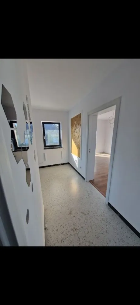 Ag BRASADAS vinde Casa P+1 in MIROSLAVA. - Agenția BRASADAS vinde casă P+1 cu 4 camere si suprafata utila de 118mp si teren aferent de 420mp pe un drum privat pietruit la distanta de 70m până la asfalt.
Este poziționată într-o zona bună a Miroslavei ( 1,2 km de LDL, Primarie) ferită de zgomot și poluare 
Conectată la toate utilitățile 
Construcția casei este din cărămidă Brikstone GV de 25cm atât la interior cât și la exterior 
Toate actele la zi (Intabulata)
Plan parter- living spațios, bucătărie separată cu ieșire pe terasă, hol, baie 
Plan etaj- 3 camere cu 2 balcoane, hol, baie, pod.

Pentru mai multe oferte accesați www.brasadas.com.