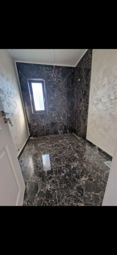Ag BRASADAS vinde Casa P+1 in MIROSLAVA. - Agenția BRASADAS vinde casă P+1 cu 4 camere si suprafata utila de 118mp si teren aferent de 420mp pe un drum privat pietruit la distanta de 70m până la asfalt.
Este poziționată într-o zona bună a Miroslavei ( 1,2 km de LDL, Primarie) ferită de zgomot și poluare 
Conectată la toate utilitățile 
Construcția casei este din cărămidă Brikstone GV de 25cm atât la interior cât și la exterior 
Toate actele la zi (Intabulata)
Plan parter- living spațios, bucătărie separată cu ieșire pe terasă, hol, baie 
Plan etaj- 3 camere cu 2 balcoane, hol, baie, pod.

Pentru mai multe oferte accesați www.brasadas.com.