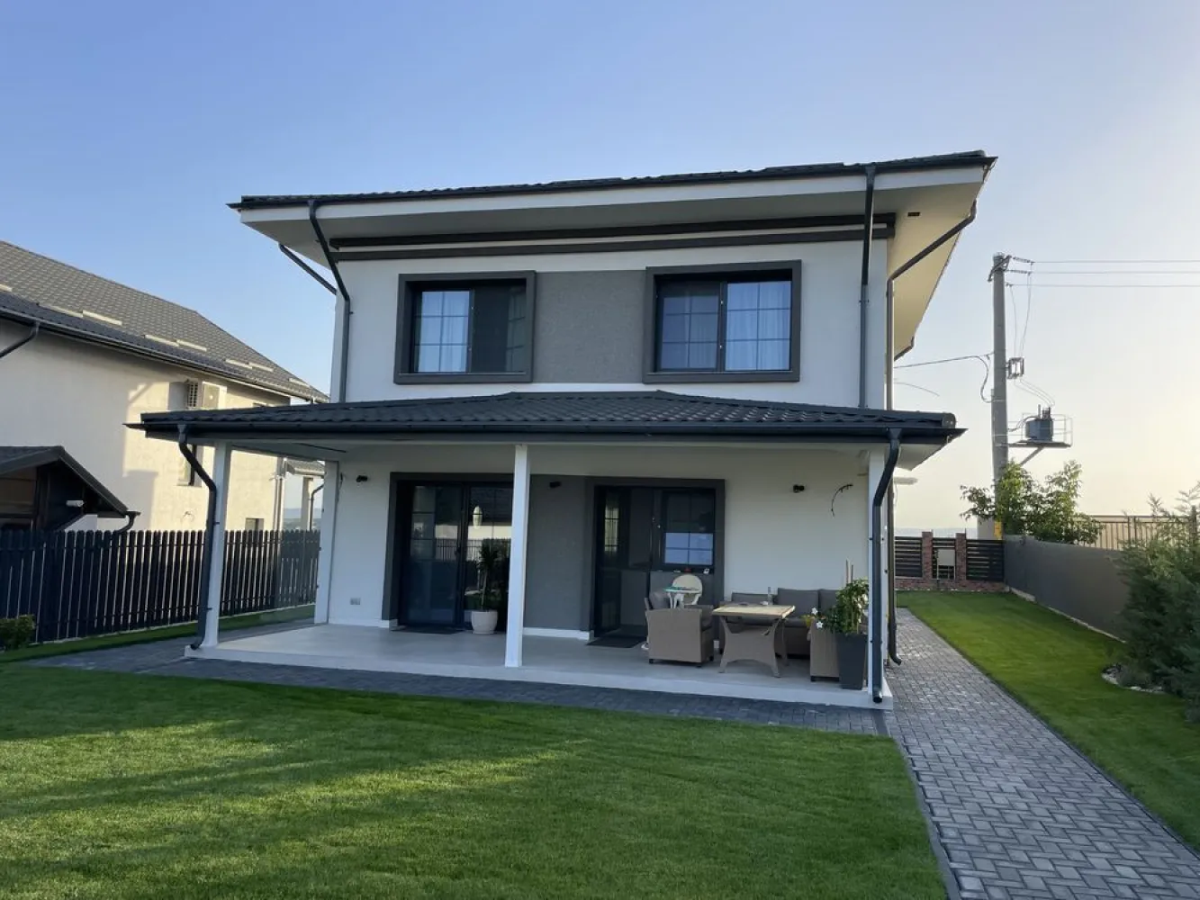 CASA MIROSLAVA -Asfalt , Notariat Miroslava. Beci - Casa de vânzare in Miroslava , cu acces din Strada asfaltată în apropierea Notariatului din Miroslava 
Suprafața utila -140 mp
Suprafața teren-400
Compartimentare :
Beci -24 mp structura integrală din beton armat
Parter -living , baie , Bucătărie ,2 terase
Etaj:3 dormitoare , baie , balcon
Dotări :
Finisaje de lux
Încălzire in pardoseala cu termostate wireless pentru fiecare camera 
Poarta automatizată 
Pavele 
Băile utilate complet
Trepte iluminate cu banda led
 Etc
Predare in Mai 2025
Preț 181000€ fără TVA