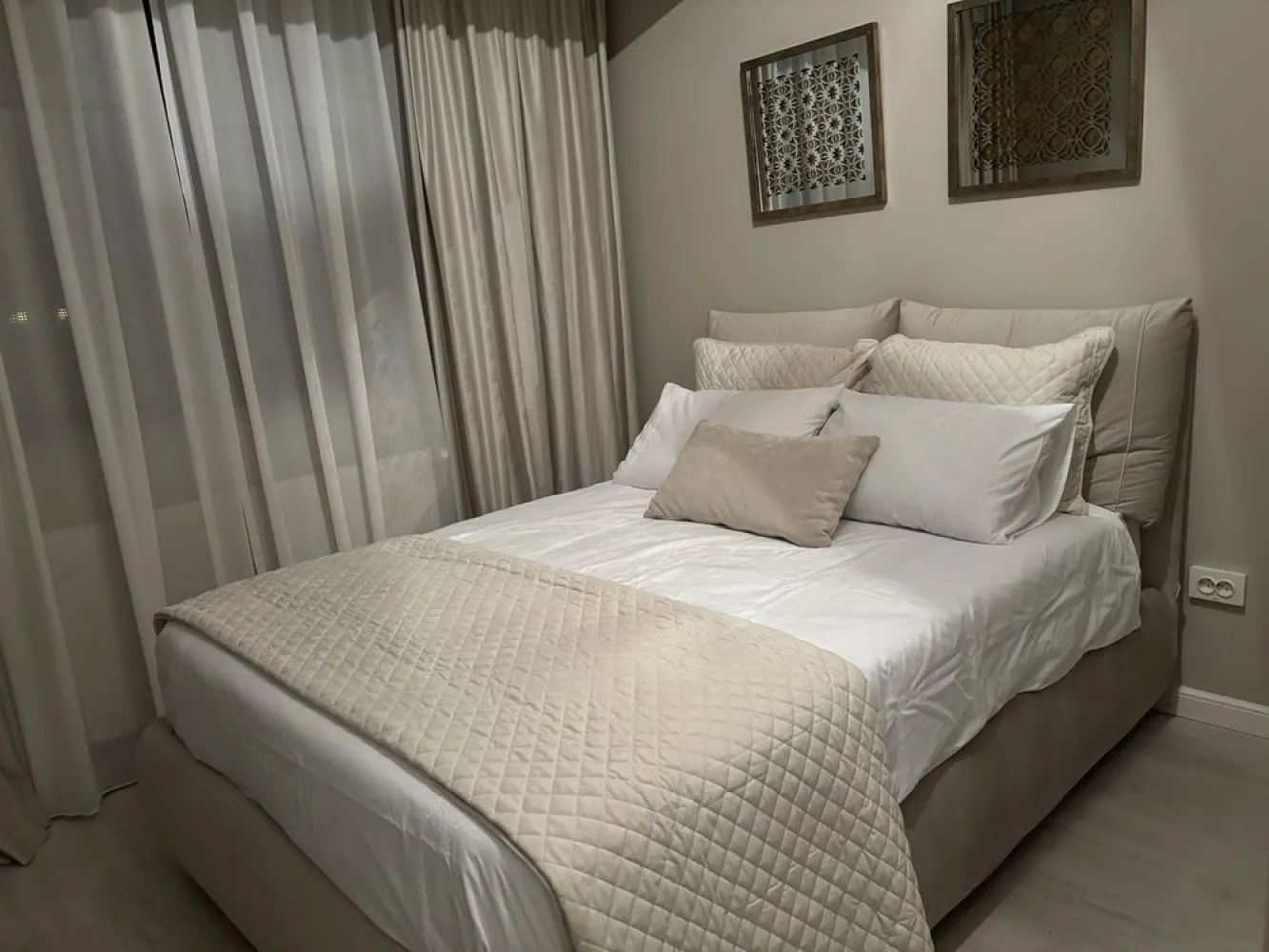 Apartament Nou cu 3 Camere - Lazar Residence - Palas Mall. - Apartament cu 3 camere, nou, nelocuit, situat în complexul Lazar Residence.

Locație Ultra-Centrală cu vedere deosebita spre Palat si Palas Mall.
La doar 5 minute de mers pe jos de Palas Mall și în imediata vecinătate a Facultății de Automatică și Calculatoare.

Totul este nou, neutilizat: 
Complet Mobilat și Utilat: mobilier, saltele si accesorii Rovere, perdele si lustre Mobexpert. Apartamentul include 3 televizoare Samsung generație noua cu diagonală mare, mașină de spălat, combină frigorifică, cuptor, plită cu inducție, hotă, aer condiționat și centrală termică.

Se vinde împreună cu un loc de parcare subteran, bariera, acces lift, disponibil la un cost suplimentar de 13.000€ față de prețul afișat.

Pretul total este negociabil.

Un apartament de excepție, gata să devină acasă pentru cineva care apreciază confortul și stilul.