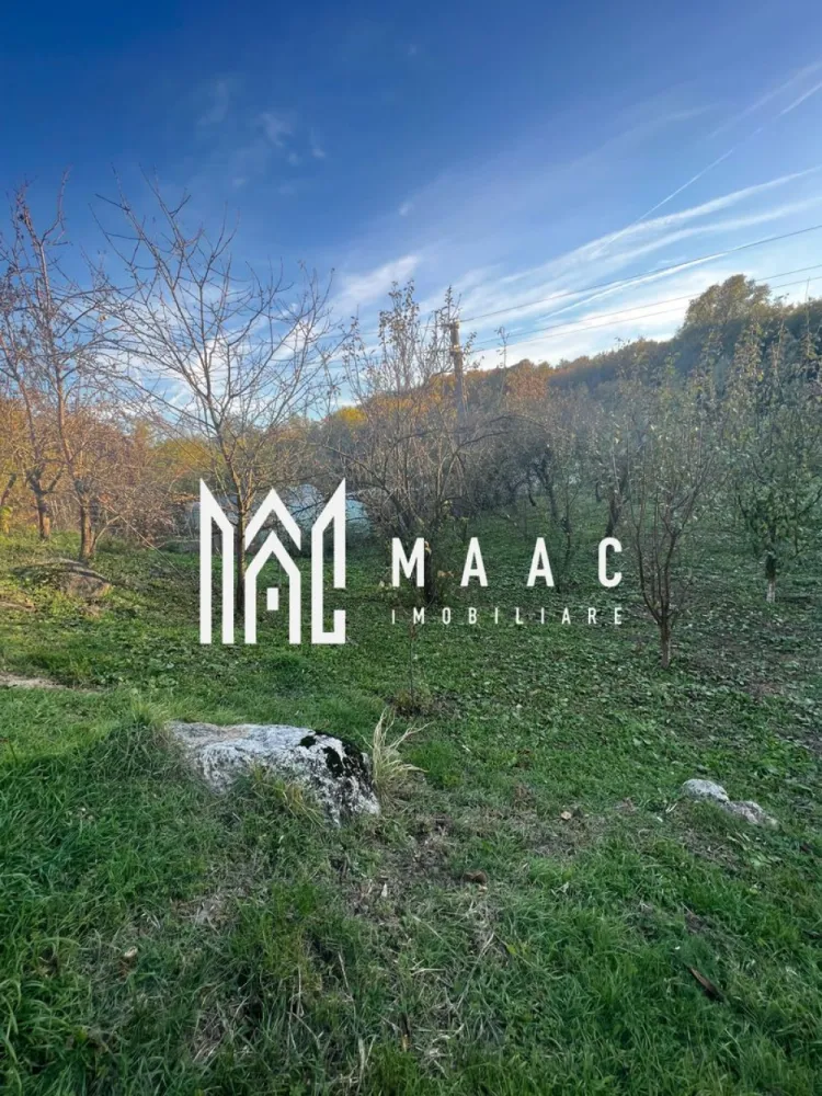 Casa cu livada | Bujoreni | 1550 mp - MAAC Imobiliare vă propune spre vânzare o casă bătrânească, situată în comuna Bujoreni, zona Gura Văii, într-un cadru natural deosebit, perfect pentru cei care își doresc liniște, aer curat și apropierea de oraș.

Proprietatea are o suprafață construită de 80 mp și este amplasată pe un teren generos de 1.550 mp, pe care se află și o livadă cu pomi fructiferi.

Caracteristici principale:

* Suprafață construită: 80 mp
* Suprafață teren: 1.550 mp
* Deschidere generoasă la drum principal
* Categorie teren: intravilan
* Utilități disponibile:

* Apă curentă
* Energie electrică
* Gazele se află la limita proprietății
* Acces facil direct din drum
* Pe teren se află o livadă bine întreținută, ideală pentru relaxare sau grădinărit

Locație:

Proprietatea este situată în Gura Văii, Bujoreni, pe drumul care duce către Mănăstirea Frăsinei, la o distanță de aproximativ 10-15 minute de Râmnicu Vâlcea.
Zona este una liniștită, cu acces facil și vecinătăți îngrijite, ideală pentru o locuință permanentă sau o casă de vacanță.

O oportunitate excelentă pentru cei care caută o proprietate cu potențial, cu deschidere generoasă la stradă, într-o zonă frumoasă și ușor accesibilă, aproape de oraș, dar în mijlocul naturii!

Pentru mai multe detalii sau pentru programarea unei vizionări, contactați echipa MAAC Imobiliare, specificand ID: CP2796900 - SP