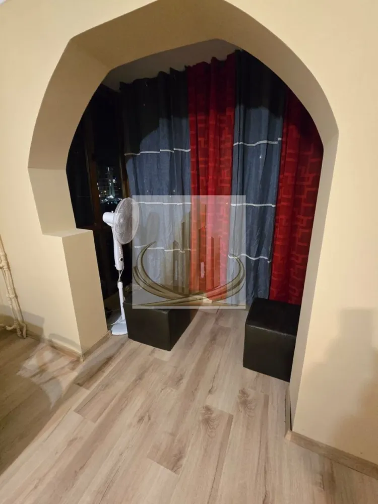 Apartament 1 cameră, 32 mp, balcon închis, complet mobilat - Grand Mobilis Imobiliare vă propune spre închiriere un apartament cu 1 cameră, situat într-o zonă liniștită, pe strada Traian Novac nr. 9.

Locuința are o suprafață de 32 mp și este compartimentată eficient, fiind compusă dintr-o cameră spațioasă (peste 16 mp), bucătărie separată, baie, hol și balcon închis cu tâmplărie termopan pe toată suprafața.

Apartamentul este complet mobilat și utilat, fiind dotat cu aragaz, mașină de spălat, precum și conexiune la internet/Wi-Fi, oferind astfel toate condițiile necesare pentru un trai confortabil.

Încălzirea se realizează în prezent prin sistemul centralizat Colterm, cu mențiunea că imobilul urmează să beneficieze de centrală termică proprie în cursul acestui an, ceea ce va asigura un plus de confort și eficiență energetică.

Proprietatea este ideală pentru o persoană sau un cuplu care își dorește un spațiu practic și bine poziționat.

Pentru mai multe detalii sau programarea unei vizionări, vă stăm cu drag la dispoziție.