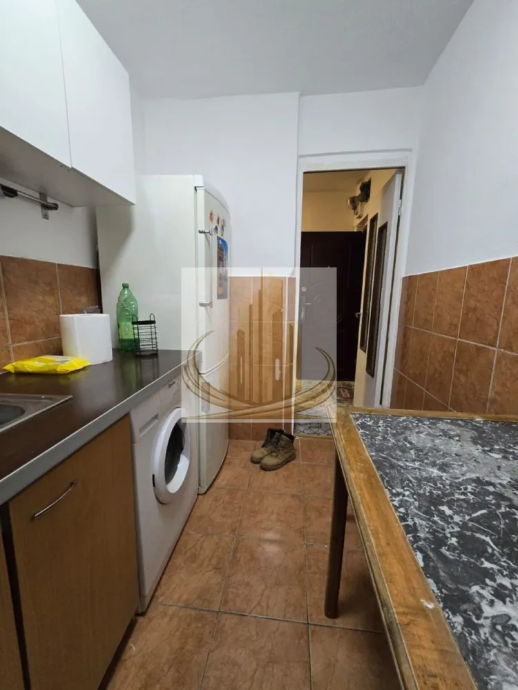 Apartament 1 cameră, 32 mp, balcon închis, complet mobilat - Grand Mobilis Imobiliare vă propune spre închiriere un apartament cu 1 cameră, situat într-o zonă liniștită, pe strada Traian Novac nr. 9.

Locuința are o suprafață de 32 mp și este compartimentată eficient, fiind compusă dintr-o cameră spațioasă (peste 16 mp), bucătărie separată, baie, hol și balcon închis cu tâmplărie termopan pe toată suprafața.

Apartamentul este complet mobilat și utilat, fiind dotat cu aragaz, mașină de spălat, precum și conexiune la internet/Wi-Fi, oferind astfel toate condițiile necesare pentru un trai confortabil.

Încălzirea se realizează în prezent prin sistemul centralizat Colterm, cu mențiunea că imobilul urmează să beneficieze de centrală termică proprie în cursul acestui an, ceea ce va asigura un plus de confort și eficiență energetică.

Proprietatea este ideală pentru o persoană sau un cuplu care își dorește un spațiu practic și bine poziționat.

Pentru mai multe detalii sau programarea unei vizionări, vă stăm cu drag la dispoziție.