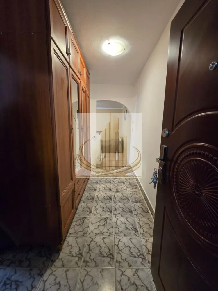 Apartament 1 cameră, 32 mp, balcon închis, complet mobilat - Grand Mobilis Imobiliare vă propune spre închiriere un apartament cu 1 cameră, situat într-o zonă liniștită, pe strada Traian Novac nr. 9.

Locuința are o suprafață de 32 mp și este compartimentată eficient, fiind compusă dintr-o cameră spațioasă (peste 16 mp), bucătărie separată, baie, hol și balcon închis cu tâmplărie termopan pe toată suprafața.

Apartamentul este complet mobilat și utilat, fiind dotat cu aragaz, mașină de spălat, precum și conexiune la internet/Wi-Fi, oferind astfel toate condițiile necesare pentru un trai confortabil.

Încălzirea se realizează în prezent prin sistemul centralizat Colterm, cu mențiunea că imobilul urmează să beneficieze de centrală termică proprie în cursul acestui an, ceea ce va asigura un plus de confort și eficiență energetică.

Proprietatea este ideală pentru o persoană sau un cuplu care își dorește un spațiu practic și bine poziționat.

Pentru mai multe detalii sau programarea unei vizionări, vă stăm cu drag la dispoziție.
