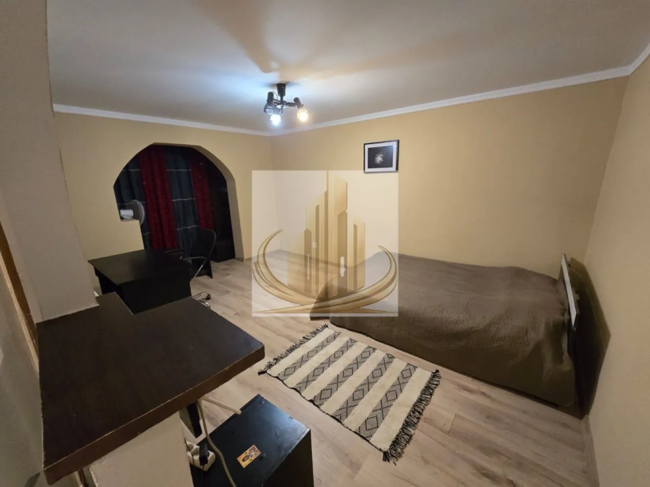 Apartament 1 cameră, 32 mp, balcon închis, complet mobilat - Grand Mobilis Imobiliare vă propune spre închiriere un apartament cu 1 cameră, situat într-o zonă liniștită, pe strada Traian Novac nr. 9.

Locuința are o suprafață de 32 mp și este compartimentată eficient, fiind compusă dintr-o cameră spațioasă (peste 16 mp), bucătărie separată, baie, hol și balcon închis cu tâmplărie termopan pe toată suprafața.

Apartamentul este complet mobilat și utilat, fiind dotat cu aragaz, mașină de spălat, precum și conexiune la internet/Wi-Fi, oferind astfel toate condițiile necesare pentru un trai confortabil.

Încălzirea se realizează în prezent prin sistemul centralizat Colterm, cu mențiunea că imobilul urmează să beneficieze de centrală termică proprie în cursul acestui an, ceea ce va asigura un plus de confort și eficiență energetică.

Proprietatea este ideală pentru o persoană sau un cuplu care își dorește un spațiu practic și bine poziționat.

Pentru mai multe detalii sau programarea unei vizionări, vă stăm cu drag la dispoziție.