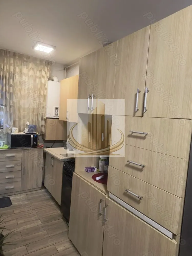 Apartament 1 cameră - Grand Mobilis Imobiliare vă propune spre închiriere un apartament situat la curte comună, ideal pentru persoanele care își doresc liniște și intimitate, într-un cadru plăcut.

Locuința se prezintă în condiții foarte bune, fiind pregătită pentru mutare imediată și oferind toate facilitățile necesare unui trai confortabil, precum:

• Centrală termică proprie și gaz
• Geamuri termopan
• Finisaje moderne (gresie și faianță)
• Aer condiționat
• Conexiune internet
• Curte comună, ideală pentru un plus de confort

Apartamentul este potrivit pentru cei care caută o locuință practică, bine întreținută și disponibilă imediat.

Pentru mai multe informații sau programarea unei vizionări, echipa Grand Mobilis Imobiliare vă stă la dispoziție.
