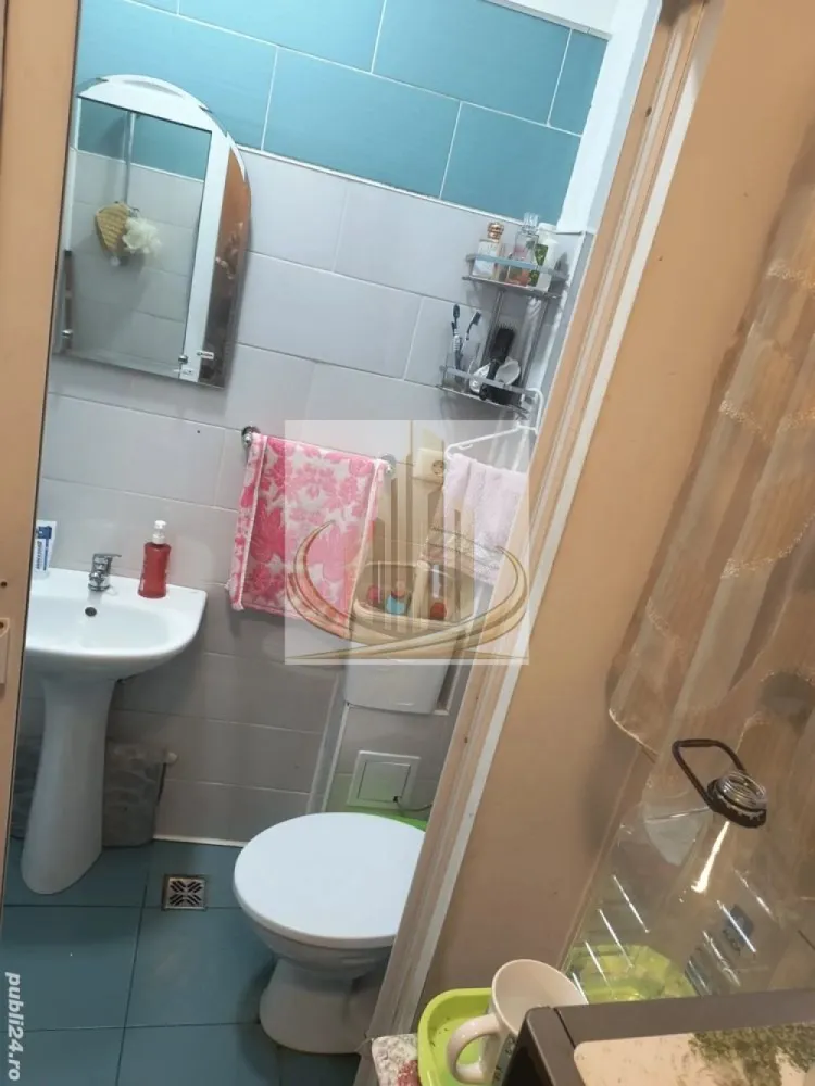 Apartament 1 cameră - Grand Mobilis Imobiliare vă propune spre închiriere un apartament situat la curte comună, ideal pentru persoanele care își doresc liniște și intimitate, într-un cadru plăcut.

Locuința se prezintă în condiții foarte bune, fiind pregătită pentru mutare imediată și oferind toate facilitățile necesare unui trai confortabil, precum:

• Centrală termică proprie și gaz
• Geamuri termopan
• Finisaje moderne (gresie și faianță)
• Aer condiționat
• Conexiune internet
• Curte comună, ideală pentru un plus de confort

Apartamentul este potrivit pentru cei care caută o locuință practică, bine întreținută și disponibilă imediat.

Pentru mai multe informații sau programarea unei vizionări, echipa Grand Mobilis Imobiliare vă stă la dispoziție.