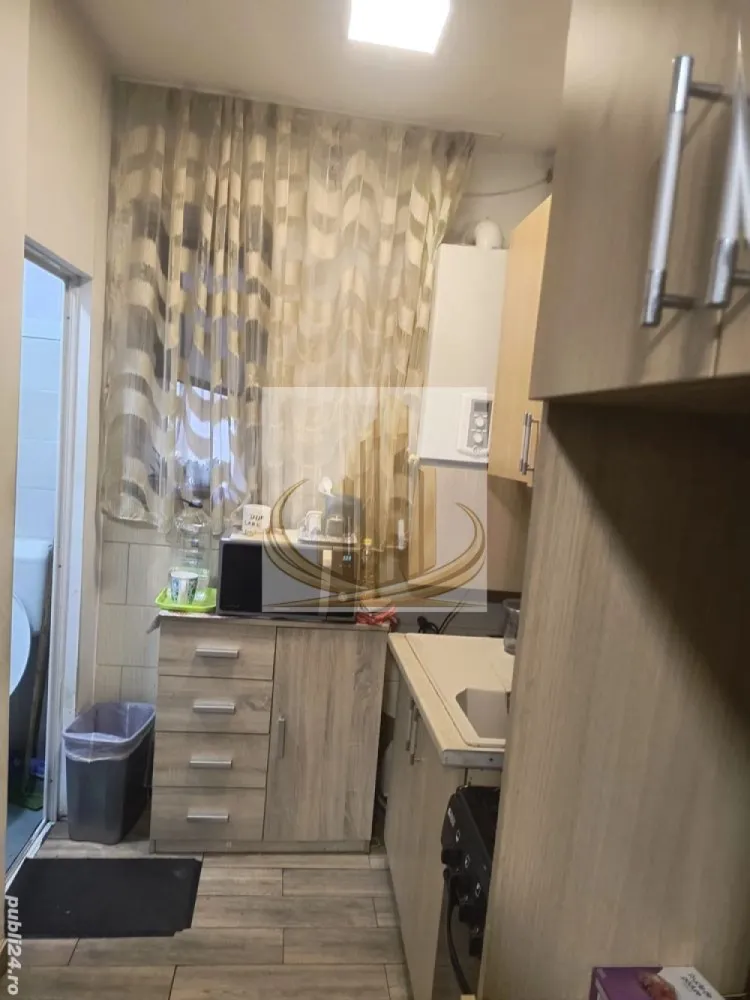 Apartament 1 cameră - Grand Mobilis Imobiliare vă propune spre închiriere un apartament situat la curte comună, ideal pentru persoanele care își doresc liniște și intimitate, într-un cadru plăcut.

Locuința se prezintă în condiții foarte bune, fiind pregătită pentru mutare imediată și oferind toate facilitățile necesare unui trai confortabil, precum:

• Centrală termică proprie și gaz
• Geamuri termopan
• Finisaje moderne (gresie și faianță)
• Aer condiționat
• Conexiune internet
• Curte comună, ideală pentru un plus de confort

Apartamentul este potrivit pentru cei care caută o locuință practică, bine întreținută și disponibilă imediat.

Pentru mai multe informații sau programarea unei vizionări, echipa Grand Mobilis Imobiliare vă stă la dispoziție.