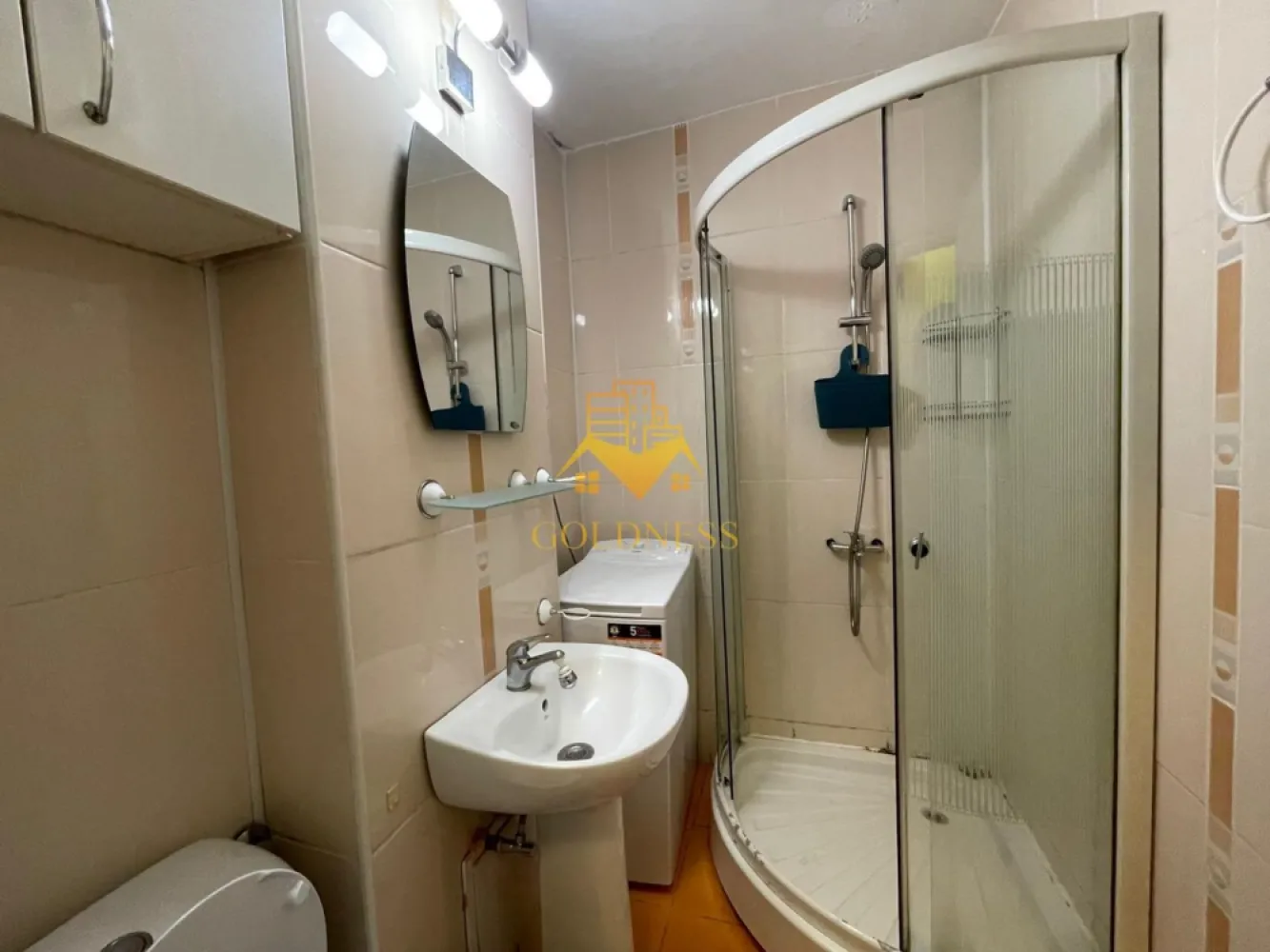 2 camere open-space, Manastur, Mc Donalds, Primăverii, Calvaria, Flora - GOLDNESS Imobiliare vă propune spre închiriere un apartament cu 2 camere open-space, complet mobilat și utilat, la parterul unui imobil de 4 etaje, în Cartierul Mănăștur.

Se află în apropierea stațiilor de transport în comun, magazine, restaurante, spații verzi, farmacii, etc. 

Apartamentul este compartimentat astfel:
 - dormitor cu pat matrimonial, dressing, noptiere, comodă TV.
 - living cu bucatarie open space complet utilată și mobilată, canapea extensibilă, loc de servit masa. 
 - baie cu cabina de dus, calorifer port prosop și dulap pentru depozitare.

Imobilul este dotat cu toate cele necesare- centrală proprie, frigider, aragaz, hotă, mașină de spălat haine, etc. 

Dacă sunteți interesați de acest apartament și doriți să îl vizionați, dar și pentru alte oferte nu ezitați să ne contactați telefonic sau prin e-mail. Vă stăm la dispoziție!
Pentru intermediere se percepe un comision de 50% din prețul chiriei!