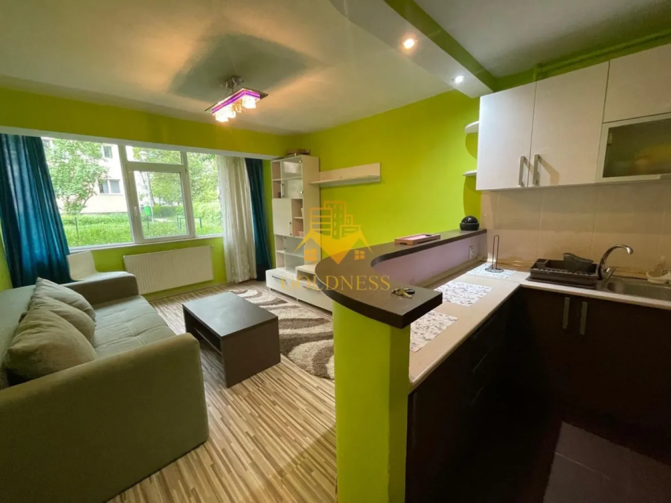 2 camere open-space, Manastur, Mc Donalds, Primăverii, Calvaria, Flora - GOLDNESS Imobiliare vă propune spre închiriere un apartament cu 2 camere open-space, complet mobilat și utilat, la parterul unui imobil de 4 etaje, în Cartierul Mănăștur.

Se află în apropierea stațiilor de transport în comun, magazine, restaurante, spații verzi, farmacii, etc. 

Apartamentul este compartimentat astfel:
 - dormitor cu pat matrimonial, dressing, noptiere, comodă TV.
 - living cu bucatarie open space complet utilată și mobilată, canapea extensibilă, loc de servit masa. 
 - baie cu cabina de dus, calorifer port prosop și dulap pentru depozitare.

Imobilul este dotat cu toate cele necesare- centrală proprie, frigider, aragaz, hotă, mașină de spălat haine, etc. 

Dacă sunteți interesați de acest apartament și doriți să îl vizionați, dar și pentru alte oferte nu ezitați să ne contactați telefonic sau prin e-mail. Vă stăm la dispoziție!
Pentru intermediere se percepe un comision de 50% din prețul chiriei!