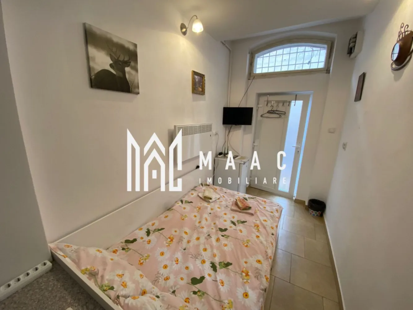 Studio | Etaj 1 | Nicolae Balcescu - MAAC Imobiliare vă propune spre vânzare un studio modern în regim hotelier, situat în zona ultracentrală, într-una dintre cele mai căutate și dinamice locații ale orașului. Proprietatea reprezintă o oportunitate excelentă de investiție imobiliară, având potențial ridicat de închiriere în regim hotelier datorită poziționării premium și accesului facil către principalele puncte de interes.

Amplasăt la doar câțiva pași de atracțiile turistice, restaurante, cafenele, centre de afaceri și zone comerciale, studioul oferă condiții ideale atât pentru turiști, cât și pentru persoanele aflate în delegații sau călătorii de business. Locația ultracentrală asigură vizibilitate și atractivitate constantă pe piața închirierilor pe termen scurt.

Proprietatea oferă un ambient intim și primitor, fiind concepută pentru a îmbina funcționalitatea cu confortul specific unei unități de cazare moderne. Accesul rapid la transportul public facilitează deplasarea către orice zonă a orașului, iar proximitatea față de muzee, teatre și centre comerciale crește valoarea investițională a acestui studio în regim hotelier.

Prin poziționarea ultracentrală și versatilitatea utilizării, această proprietate reprezintă o alegere potrivită atât pentru exploatare turistică, cât și pentru închiriere către segmentul corporate.

Pentru mai multe informații, vă rugăm să menționați numărul CP3047528 la telefon.