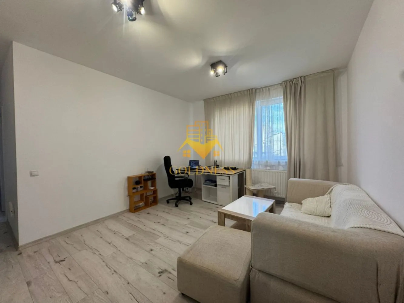 2 camere, parcare, AC, bloc nou, Zona Centrala, BOSCH, NTT Data, Scala - GOLDNESS Imobiliare vă propune spre închiriere un apartament cu 2 camere complet mobilat și utilat, la etajul 2 într-un imobil de 4 etaje, în Zona Centrala.
Dispune de loc de parcare subterana inclusa in pret!
Se află în apropierea stațiilor de transport în comun, magazine, restaurante, spații verzi, farmacii, etc. 

Apartamentul este compartimentat astfel:
 - dormitor cu pat matrimonial, dressing, noptiere
 - living cu canapea, spatiu pentru depozitare, birou
 - bucatarie complet utilată și mobilată, loc de luat masa
 - baie cu cada, calorifer port prosop și dulap pentru depozitare.
 - balcon de 4 mp.

Imobilul este dotat cu toate cele necesare- centrală proprie, frigider, plita, hotă, mașină de spălat haine, AC, etc. 

Dacă sunteți interesați de acest apartament și doriți să îl vizionați, dar și pentru alte oferte nu ezitați să ne contactați telefonic sau prin e-mail. Vă stăm la dispoziție!
Pentru intermediere se percepe un comision de 50% din prețul chiriei!