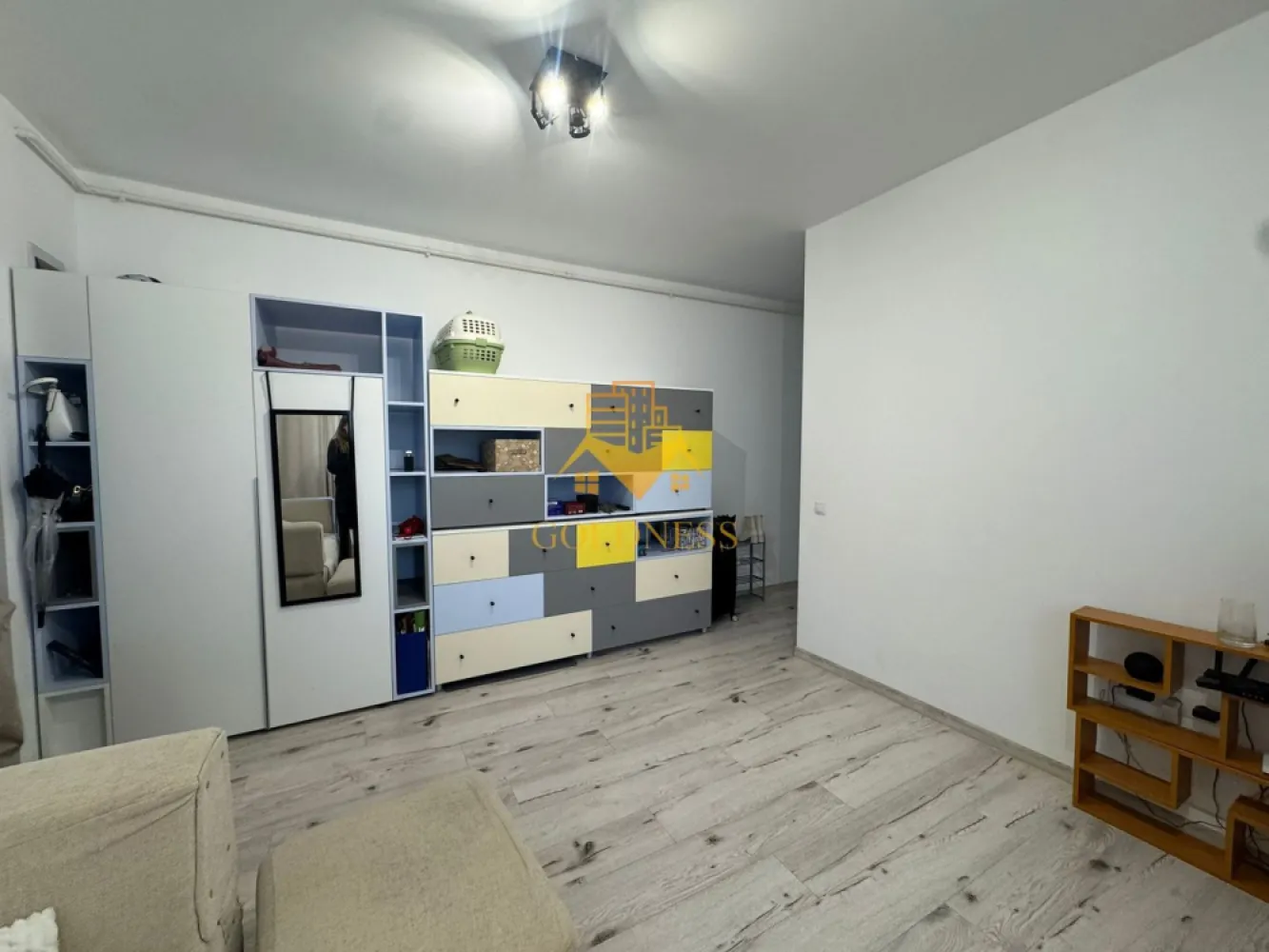 2 camere, parcare, AC, bloc nou, Zona Centrala, BOSCH, NTT Data, Scala - GOLDNESS Imobiliare vă propune spre închiriere un apartament cu 2 camere complet mobilat și utilat, la etajul 2 într-un imobil de 4 etaje, în Zona Centrala.
Dispune de loc de parcare subterana inclusa in pret!
Se află în apropierea stațiilor de transport în comun, magazine, restaurante, spații verzi, farmacii, etc. 

Apartamentul este compartimentat astfel:
 - dormitor cu pat matrimonial, dressing, noptiere
 - living cu canapea, spatiu pentru depozitare, birou
 - bucatarie complet utilată și mobilată, loc de luat masa
 - baie cu cada, calorifer port prosop și dulap pentru depozitare.
 - balcon de 4 mp.

Imobilul este dotat cu toate cele necesare- centrală proprie, frigider, plita, hotă, mașină de spălat haine, AC, etc. 

Dacă sunteți interesați de acest apartament și doriți să îl vizionați, dar și pentru alte oferte nu ezitați să ne contactați telefonic sau prin e-mail. Vă stăm la dispoziție!
Pentru intermediere se percepe un comision de 50% din prețul chiriei!