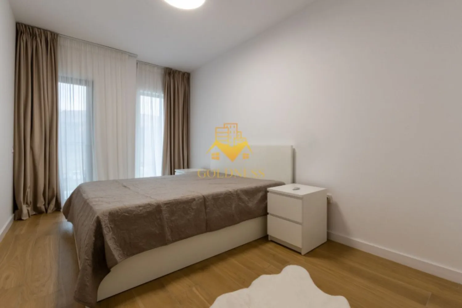2 camere, modern, parcare, bloc nou, Floresti, zona Tineretului - GOLDNESS Imobiliare vă propune spre închiriere un apartament cu 2 camere complet mobilat și utilat, la etajul 2 într-un imobil de 5 etaje, în Floresti. Apartamentul este compartimentat astfel:
 - dormitor cu pat matrimonial, dressing, noptiere
 - living cu bucatarie open-space complet utilată, canapea, loc de servit masa 
 - baie cu cada, calorifer port prosop inox și dulap pentru depozitare.
 - terasa de 4 mp.

Imobilul este dotat cu toate cele necesare- centrală proprie, mașină de spălat haine, frigider, plită electrică, hotă, etc. 
Se află în apropierea stațiilor de transport în comun, magazine, restaurante, spații verzi, farmacii, etc. 
Dispune de parcare !

Dacă sunteți interesați de acest apartament și doriți să îl vizionați, dar și pentru alte oferte sau detalii nu ezitați să ne contactați telefonic sau prin e-mail - goldnessimobiliare@gmail.com. Vă stăm la dispoziție!