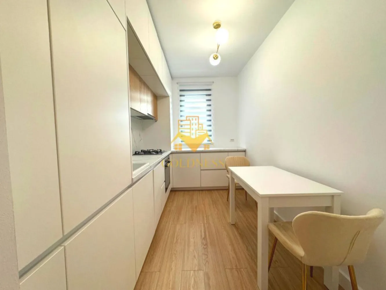 2 Camere de Lux, Park Lake, Parcare, Intre Lacuri, Iulius Mall, FSEGA - GOLDNESS Imobiliare vă propune spre închiriere un apartament cu 2 camere complet mobilat și utilat, la etajul 10 într-un imobil de 10 etaje, în cartierul Intre Lacuri. Apartamentul este compartimentat astfel:
 - dormitor cu pat matrimonial, dressing, noptiere
 - living cu canapea extensibila, spatii de depozitare, aer conditionat, TV
 - bucatarie complet dotata si echipata cu plita electrica, masina de spalat vase
 - baie cu dus walk in, calorifer port prosop inox și dulap pentru depozitare.
 - terasa de 11 mp.

Imobilul este dotat cu toate cele necesare- centrală proprie, mașină de spălat haine, frigider, plită electrică, hotă, TV, etc. 
Se află în apropierea stațiilor de transport în comun, magazine, restaurante, spații verzi, farmacii, etc. 
Dispune de loc de parcare subterana!

Dacă sunteți interesați de acest apartament și doriți să îl vizionați, dar și pentru alte oferte sau detalii nu ezitați să ne contactați telefonic sau prin e-mail - goldnessimobiliare@gmail.com. Vă stăm la dispoziție!
Pentru intermediere se percepe un comision de 50% din prețul chiriei!