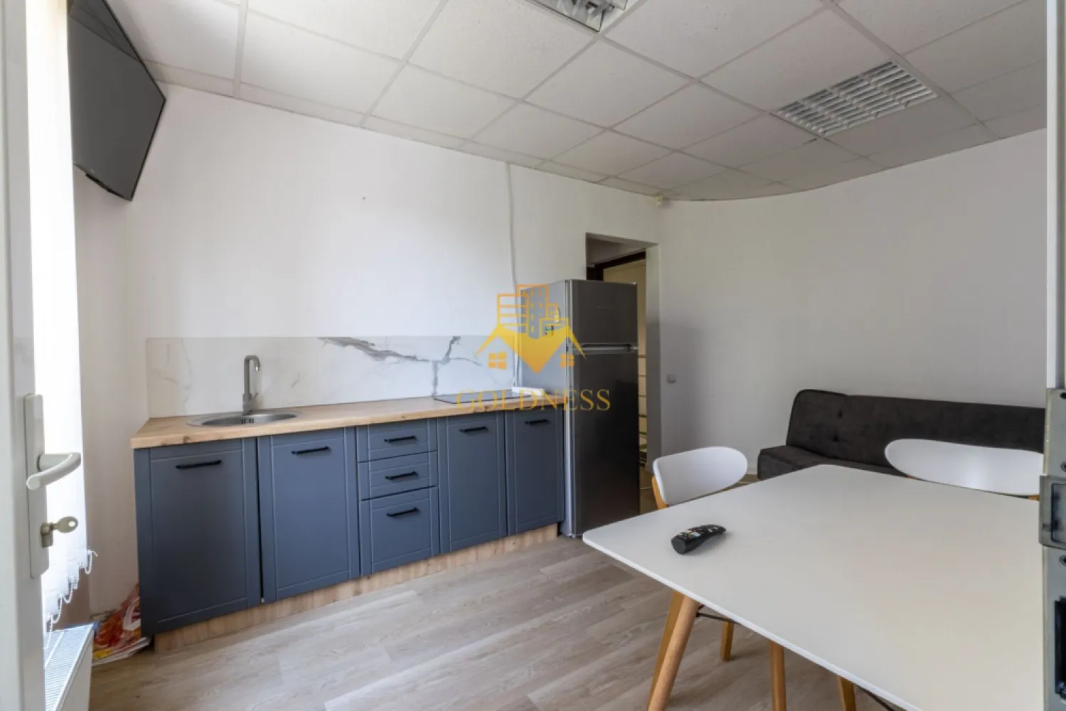 2 camere,parcare,bloc nou,Iris Zona Oasului,Petrom,Parcul Ferovialilor - GOLDNESS Imobiliare vă propune spre închiriere un apartament cu 2 camere complet mobilat și utilat, la etajul 1 într-un imobil de 3 etaje, în Cartierul Iris.
Dispune de loc de parcare!
Se află în apropierea stațiilor de transport în comun, magazine, restaurante, spații verzi, farmacii, etc. 

Apartamentul este compartimentat astfel:
 - dormitor cu pat matrimonial, dressing, noptiere
 - living cu bucatarie open space complet utilată și mobilată, canapea extensibilă, loc de servit masa 
 - baie cu cabina de dus, calorifer port prosop și dulap pentru depozitare.
Imobilul este dotat cu toate cele necesare- centrală proprie, frigider, aragaz, hotă, mașină de spălat haine, etc. 

Dacă sunteți interesați de acest apartament și doriți să îl vizionați, dar și pentru alte oferte nu ezitați să ne contactați telefonic sau prin e-mail. Vă stăm la dispoziție!
Pentru intermediere se percepe un comision de 75% din prețul chiriei!