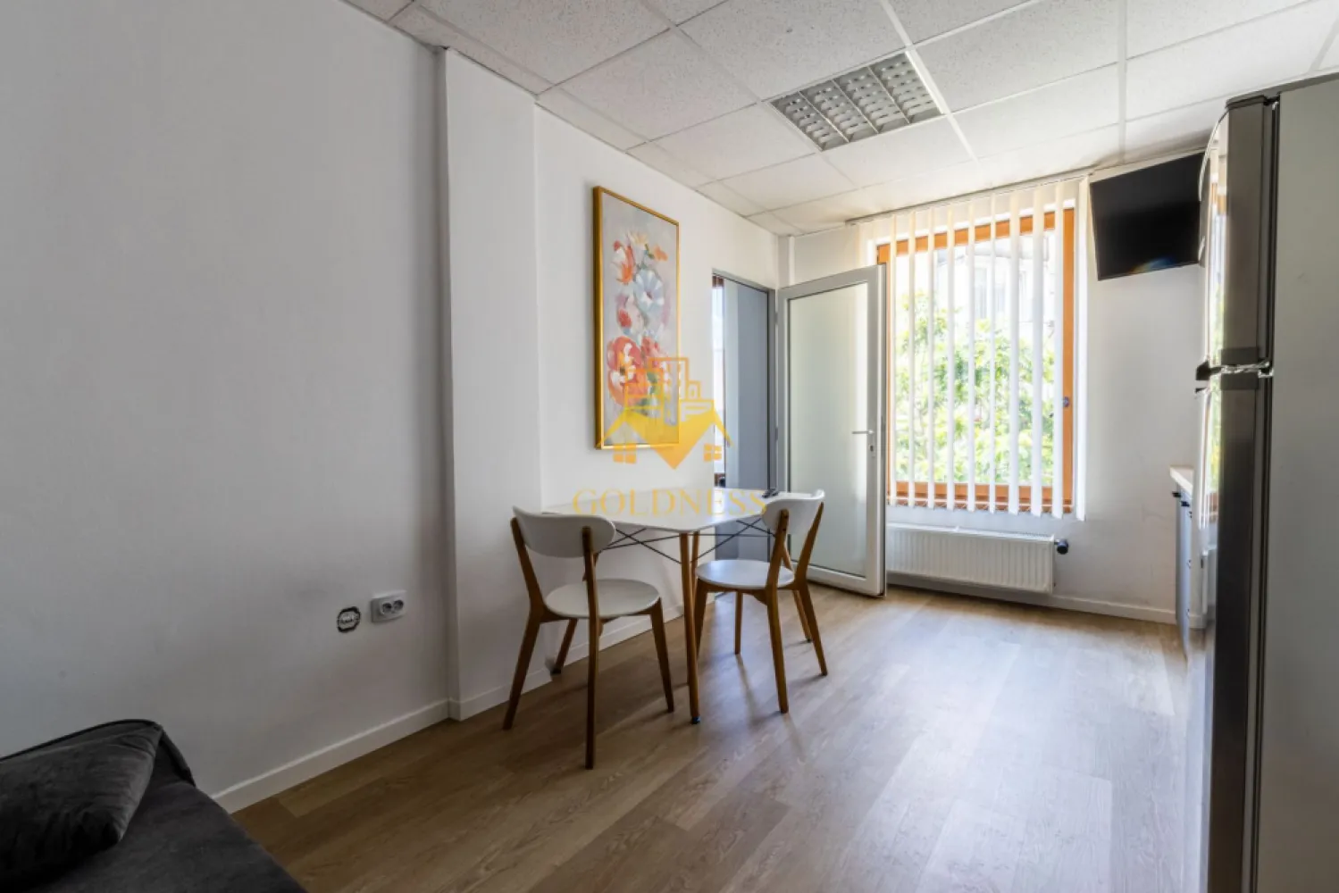 2 camere,parcare,bloc nou,Iris Zona Oasului,Petrom,Parcul Ferovialilor - GOLDNESS Imobiliare vă propune spre închiriere un apartament cu 2 camere complet mobilat și utilat, la etajul 1 într-un imobil de 3 etaje, în Cartierul Iris.
Dispune de loc de parcare!
Se află în apropierea stațiilor de transport în comun, magazine, restaurante, spații verzi, farmacii, etc. 

Apartamentul este compartimentat astfel:
 - dormitor cu pat matrimonial, dressing, noptiere
 - living cu bucatarie open space complet utilată și mobilată, canapea extensibilă, loc de servit masa 
 - baie cu cabina de dus, calorifer port prosop și dulap pentru depozitare.
Imobilul este dotat cu toate cele necesare- centrală proprie, frigider, aragaz, hotă, mașină de spălat haine, etc. 

Dacă sunteți interesați de acest apartament și doriți să îl vizionați, dar și pentru alte oferte nu ezitați să ne contactați telefonic sau prin e-mail. Vă stăm la dispoziție!
Pentru intermediere se percepe un comision de 75% din prețul chiriei!