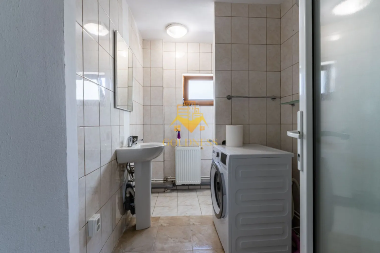 2 camere,parcare,bloc nou,Iris Zona Oasului,Petrom,Parcul Ferovialilor - GOLDNESS Imobiliare vă propune spre închiriere un apartament cu 2 camere complet mobilat și utilat, la etajul 1 într-un imobil de 3 etaje, în Cartierul Iris.
Dispune de loc de parcare!
Se află în apropierea stațiilor de transport în comun, magazine, restaurante, spații verzi, farmacii, etc. 

Apartamentul este compartimentat astfel:
 - dormitor cu pat matrimonial, dressing, noptiere
 - living cu bucatarie open space complet utilată și mobilată, canapea extensibilă, loc de servit masa 
 - baie cu cabina de dus, calorifer port prosop și dulap pentru depozitare.
Imobilul este dotat cu toate cele necesare- centrală proprie, frigider, aragaz, hotă, mașină de spălat haine, etc. 

Dacă sunteți interesați de acest apartament și doriți să îl vizionați, dar și pentru alte oferte nu ezitați să ne contactați telefonic sau prin e-mail. Vă stăm la dispoziție!
Pentru intermediere se percepe un comision de 75% din prețul chiriei!