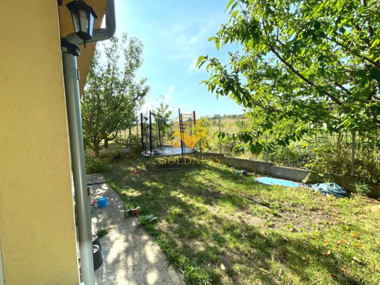 3 camere open space, parcare, Cartierul Borhanci, Romul Ladea, curte - GOLDNESS Imobiliare vă propune spre închiriere un apartament cu 3 camere complet mobilat și utilat, la parter, în Cartierul Borhanci.
Dispune de loc de parcare si de terasa!
Se află în apropierea stațiilor de transport în comun, magazine, restaurante, spații verzi, farmacii, etc. 

Apartamentul este compartimentat astfel:
 - dormitor cu pat matrimonial, dressing, noptiere.
 - al doilea dormitor cu o canapea extensibilă, dressing.
 - living cu bucatarie open space complet utilată, canapea extensibilă, loc de servit masa.
 - baie cu cada, calorifer port prosop și dulap pentru depozitare.
 - terasa.

Imobilul este dotat cu toate cele necesare- centrală proprie, mașină de spălat haine, masina de spalat vase, frigider, plită electrică, hotă, etc. 

Dacă sunteți interesați de acest apartament și doriți să îl vizionați, dar și pentru alte oferte nu ezitați să ne contactați telefonic sau prin e-mail. Vă stăm la dispoziție!

Pentru intermediere se percepe un comision de 50% din prețul chiriei!