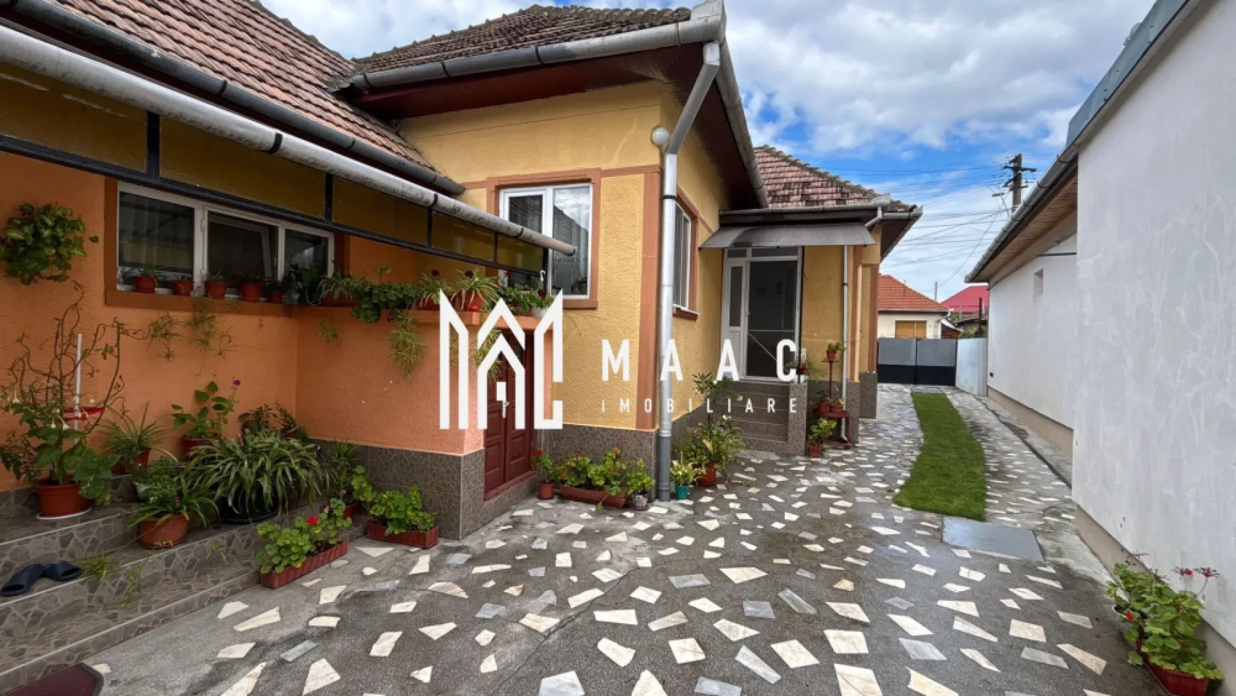 Casa individuala 4 camere I Acces auto I Teren 480mp I Blaj - MAAC Imobiliare vă propune spre vânzare o casă individuală situată în localitatea Blaj, județul Alba, în zona Veza, o proprietate solidă, singură în curte, amplasată pe un teren de aproximativ 500 mp.

Proprietatea permite accesul auto și include mai multe construcții auxiliare utile pentru activități gospodărești sau depozitare.

Casa este construită pe un singur nivel și este compartimentată astfel:
-cameră de zi cu bucătărie open space
-3 dormitoare spațioase
-2 holuri
-cămară
-baie cu duș și geam de aerisire
-pod

Pivnița este compusă din 2 încăperi, potrivite pentru depozitare.

În curtea proprietății se regăsesc:
-magazie
-șopron
-garaj
-pivniță
-grădină situată în partea din spate

Curtea liberă are o suprafață de aproximativ 270 mp. Zona din fața casei este pavată, iar partea din spate este amenajată cu spațiu verde.

Casa este construită din cărămidă, este solidă și bine întreținută. Încălzirea se realizează prin centrală termică și calorifere.

Proprietatea se vinde mobilată și utilată.

Pentru mai multe detalii, vă rugăm să menționați telefonic că ați văzut anunțul cu CP2796579.