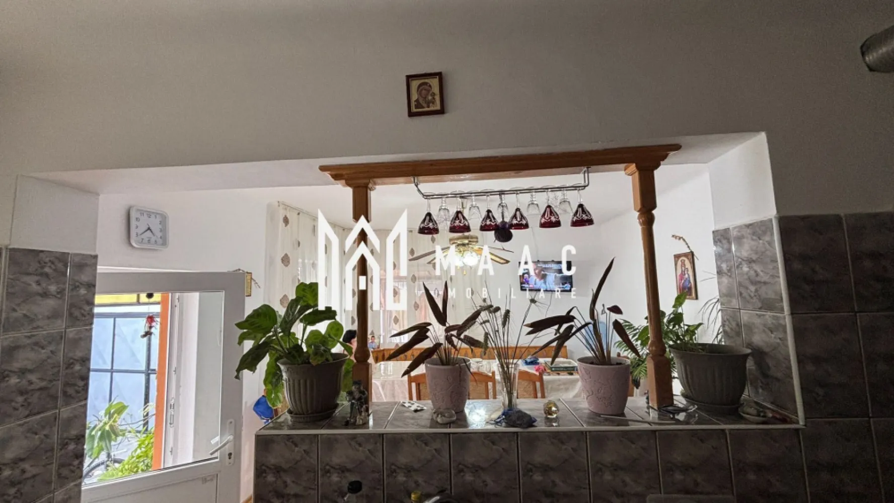 Casa individuala 4 camere I Acces auto I Teren 480mp I Blaj - MAAC Imobiliare vă propune spre vânzare o casă individuală situată în localitatea Blaj, județul Alba, în zona Veza, o proprietate solidă, singură în curte, amplasată pe un teren de aproximativ 500 mp.

Proprietatea permite accesul auto și include mai multe construcții auxiliare utile pentru activități gospodărești sau depozitare.

Casa este construită pe un singur nivel și este compartimentată astfel:
-cameră de zi cu bucătărie open space
-3 dormitoare spațioase
-2 holuri
-cămară
-baie cu duș și geam de aerisire
-pod

Pivnița este compusă din 2 încăperi, potrivite pentru depozitare.

În curtea proprietății se regăsesc:
-magazie
-șopron
-garaj
-pivniță
-grădină situată în partea din spate

Curtea liberă are o suprafață de aproximativ 270 mp. Zona din fața casei este pavată, iar partea din spate este amenajată cu spațiu verde.

Casa este construită din cărămidă, este solidă și bine întreținută. Încălzirea se realizează prin centrală termică și calorifere.

Proprietatea se vinde mobilată și utilată.

Pentru mai multe detalii, vă rugăm să menționați telefonic că ați văzut anunțul cu CP2796579.