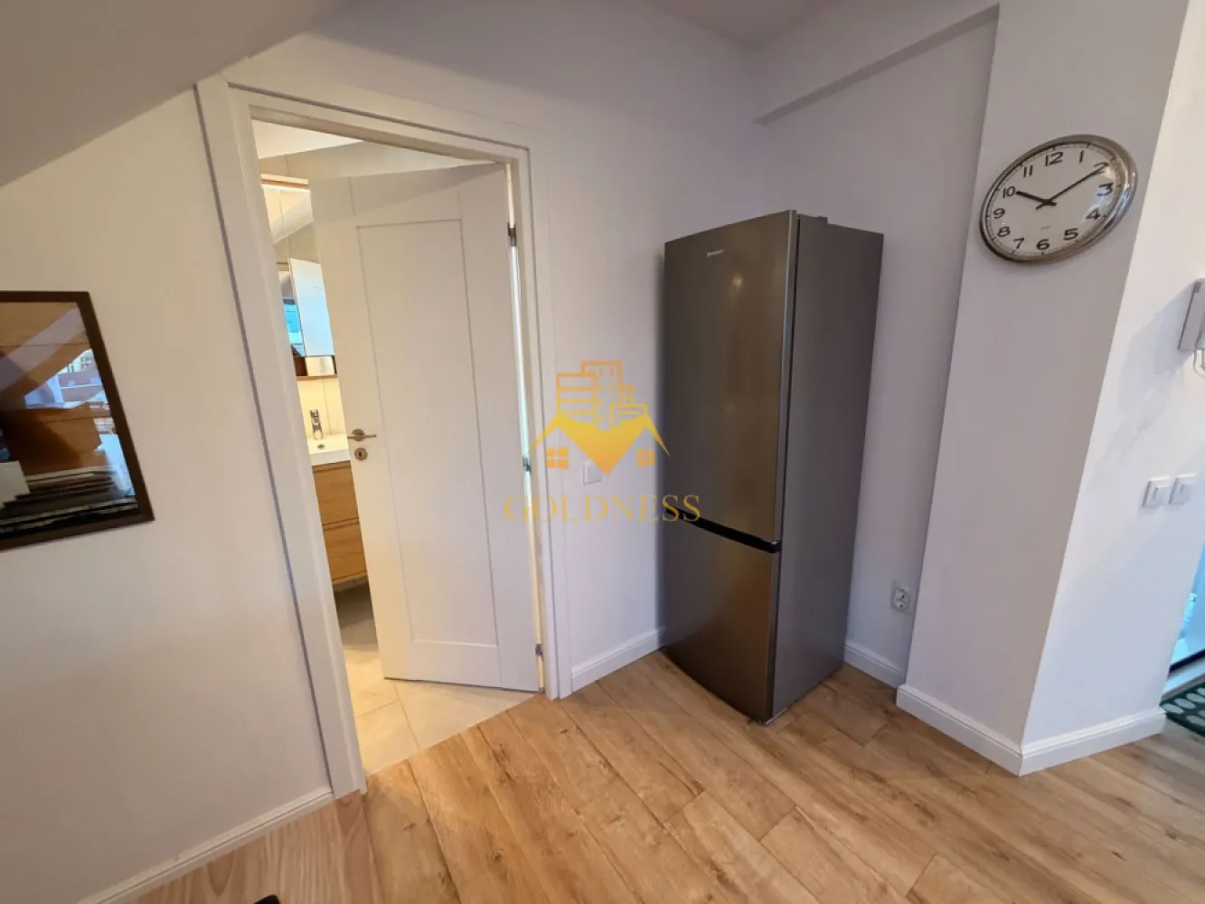 2 camere, modern, bloc nou, Ultracentral Zona Clinicilor, Motilor, UMF - GOLDNESS Imobiliare vă propune spre închiriere un apartament cu 2 camere complet mobilat și utilat, la etajul 4 într-un imobil de 4 etaje, în Zona Ultra Centrala.
Se află în apropierea stațiilor de transport în comun, magazine, restaurante, spații verzi, farmacii, etc. 

Apartamentul este compartimentat astfel:
 - dormitor cu pat matrimonial, dressing, noptiere
 - living cu bucatarie open space complet utilată și mobilată, canapea extensibilă, loc de servit masa 
 - baie cu cabina de dus, calorifer port prosop și dulap pentru depozitare.

Imobilul este dotat cu toate cele necesare- centrală proprie, frigider, aragaz, hotă, mașină de spălat haine, etc. 

Dacă sunteți interesați de acest apartament și doriți să îl vizionați, dar și pentru alte oferte nu ezitați să ne contactați telefonic sau prin e-mail. Vă stăm la dispoziție!

Pentru intermediere se percepe un comision de 50% din prețul chiriei!