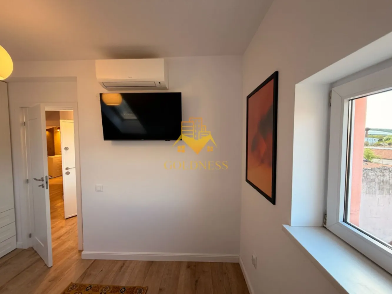 2 camere, modern, bloc nou, Ultracentral Zona Clinicilor, Motilor, UMF - GOLDNESS Imobiliare vă propune spre închiriere un apartament cu 2 camere complet mobilat și utilat, la etajul 4 într-un imobil de 4 etaje, în Zona Ultra Centrala.
Se află în apropierea stațiilor de transport în comun, magazine, restaurante, spații verzi, farmacii, etc. 

Apartamentul este compartimentat astfel:
 - dormitor cu pat matrimonial, dressing, noptiere
 - living cu bucatarie open space complet utilată și mobilată, canapea extensibilă, loc de servit masa 
 - baie cu cabina de dus, calorifer port prosop și dulap pentru depozitare.

Imobilul este dotat cu toate cele necesare- centrală proprie, frigider, aragaz, hotă, mașină de spălat haine, etc. 

Dacă sunteți interesați de acest apartament și doriți să îl vizionați, dar și pentru alte oferte nu ezitați să ne contactați telefonic sau prin e-mail. Vă stăm la dispoziție!

Pentru intermediere se percepe un comision de 50% din prețul chiriei!