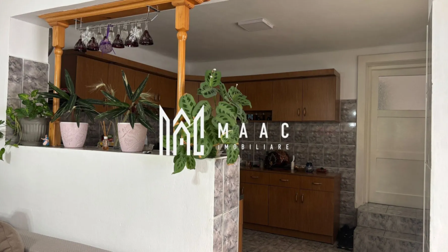 Casa individuala 4 camere I Acces auto I Teren 480mp I Blaj - MAAC Imobiliare vă propune spre vânzare o casă individuală situată în localitatea Blaj, județul Alba, în zona Veza, o proprietate solidă, singură în curte, amplasată pe un teren de aproximativ 500 mp.

Proprietatea permite accesul auto și include mai multe construcții auxiliare utile pentru activități gospodărești sau depozitare.

Casa este construită pe un singur nivel și este compartimentată astfel:
-cameră de zi cu bucătărie open space
-3 dormitoare spațioase
-2 holuri
-cămară
-baie cu duș și geam de aerisire
-pod

Pivnița este compusă din 2 încăperi, potrivite pentru depozitare.

În curtea proprietății se regăsesc:
-magazie
-șopron
-garaj
-pivniță
-grădină situată în partea din spate

Curtea liberă are o suprafață de aproximativ 270 mp. Zona din fața casei este pavată, iar partea din spate este amenajată cu spațiu verde.

Casa este construită din cărămidă, este solidă și bine întreținută. Încălzirea se realizează prin centrală termică și calorifere.

Proprietatea se vinde mobilată și utilată.

Pentru mai multe detalii, vă rugăm să menționați telefonic că ați văzut anunțul cu CP2796579.
