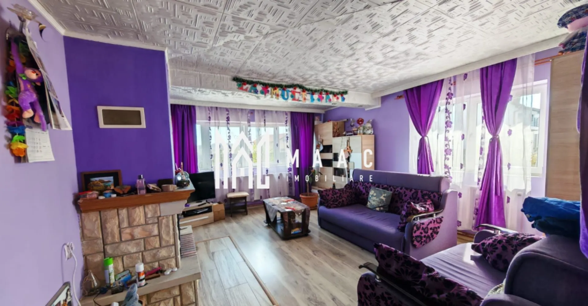 Casa Individuala I 165 MPU I Zona Tineretului- Sibiu - MAAC Imobiliare va propune spre vanzare o locuință primitoare și bine compartimentată, ideală pentru o familie care își dorește confort, liniște și funcționalitate.

Suprafață utilă: 165 mp
Curte liberă: aproximativ 164 mp

Compartimentare inteligentă:

Parter: living spațios cu șemineu, bucătărie practică și luminoasă, baie, cămară
Mansardă: 3 dormitoare, baie mare

Confort termic sporit:

două sisteme de încălzire:
șemineu cu aer cald pe lemne
centrală pe gaz cu calorifere

Apă caldă în orice situație:

sistem dublu: centrală pe gaz + boiler electric

Exterior plăcut și bine organizat:

curte pavată, ușor de întreținut
filigorie spațioasă – loc ideal pentru relaxare
magazie pentru depozitare
grădină cochetă cu flori
garaj

Această proprietate îmbină perfect confortul unei locuințe moderne cu avantajele unui spațiu exterior bine amenajat, oferind un cadru ideal pentru viața de familie.

Casă ideală pentru o familie care își dorește liniște, funcționalitate și un spațiu bine organizat!
Pentru mai multe detalii si programarea unei vizionari va rugam sa specificati ID: CP3046474.