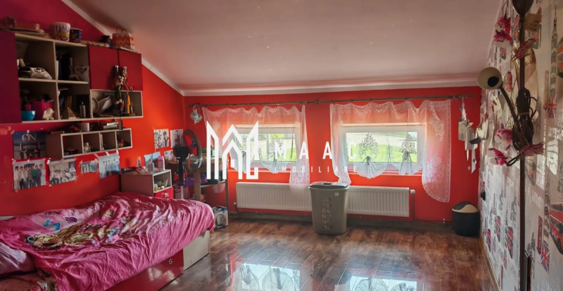 Casa Individuala I 165 MPU I Zona Tineretului- Sibiu - MAAC Imobiliare va propune spre vanzare o locuință primitoare și bine compartimentată, ideală pentru o familie care își dorește confort, liniște și funcționalitate.

Suprafață utilă: 165 mp
Curte liberă: aproximativ 164 mp

Compartimentare inteligentă:

Parter: living spațios cu șemineu, bucătărie practică și luminoasă, baie, cămară
Mansardă: 3 dormitoare, baie mare

Confort termic sporit:

două sisteme de încălzire:
șemineu cu aer cald pe lemne
centrală pe gaz cu calorifere

Apă caldă în orice situație:

sistem dublu: centrală pe gaz + boiler electric

Exterior plăcut și bine organizat:

curte pavată, ușor de întreținut
filigorie spațioasă – loc ideal pentru relaxare
magazie pentru depozitare
grădină cochetă cu flori
garaj

Această proprietate îmbină perfect confortul unei locuințe moderne cu avantajele unui spațiu exterior bine amenajat, oferind un cadru ideal pentru viața de familie.

Casă ideală pentru o familie care își dorește liniște, funcționalitate și un spațiu bine organizat!
Pentru mai multe detalii si programarea unei vizionari va rugam sa specificati ID: CP3046474.
