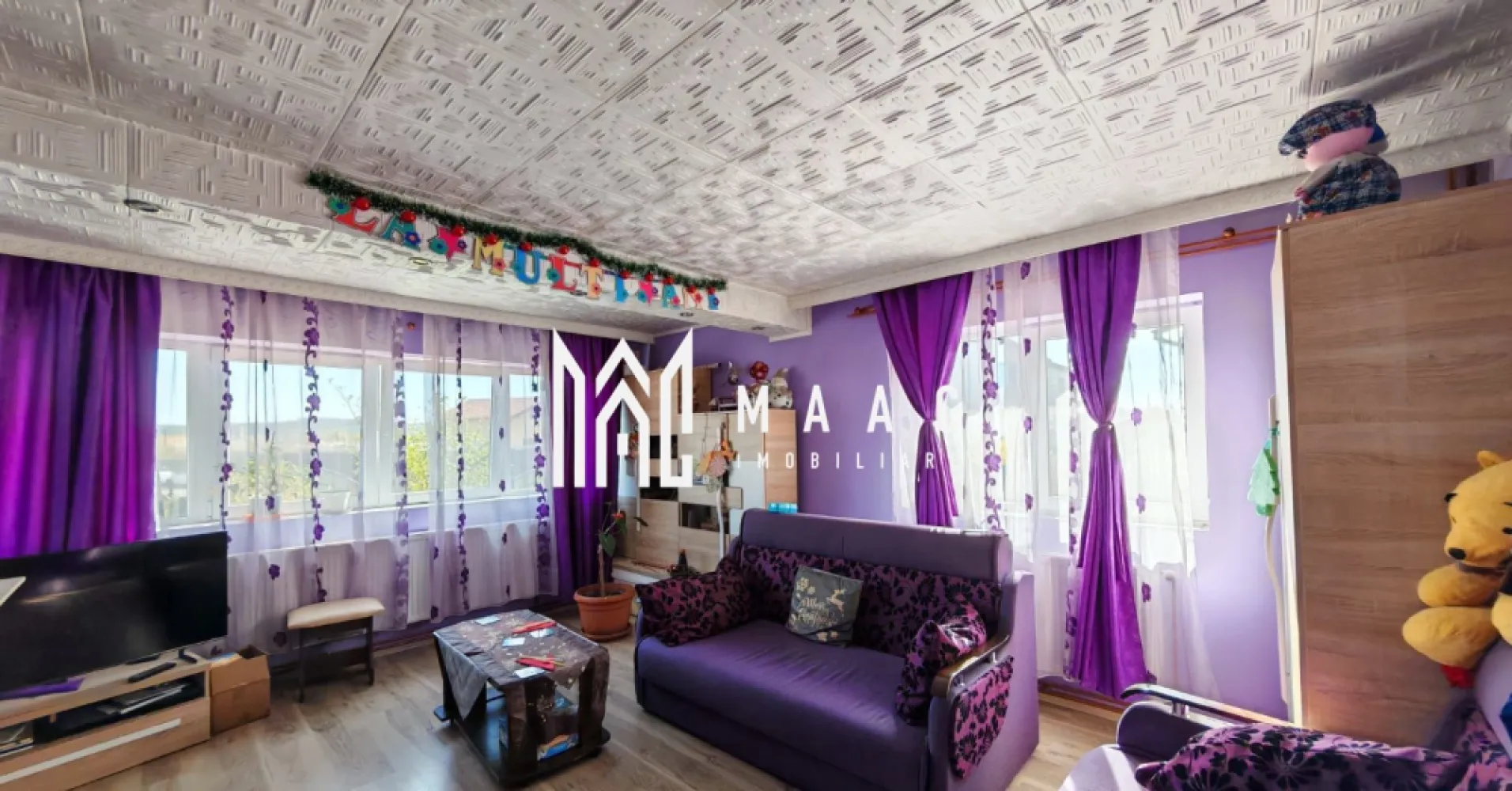 Casa Individuala I 165 MPU I Zona Tineretului- Sibiu - MAAC Imobiliare va propune spre vanzare o locuință primitoare și bine compartimentată, ideală pentru o familie care își dorește confort, liniște și funcționalitate.

Suprafață utilă: 165 mp
Curte liberă: aproximativ 164 mp

Compartimentare inteligentă:

Parter: living spațios cu șemineu, bucătărie practică și luminoasă, baie, cămară
Mansardă: 3 dormitoare, baie mare

Confort termic sporit:

două sisteme de încălzire:
șemineu cu aer cald pe lemne
centrală pe gaz cu calorifere

Apă caldă în orice situație:

sistem dublu: centrală pe gaz + boiler electric

Exterior plăcut și bine organizat:

curte pavată, ușor de întreținut
filigorie spațioasă – loc ideal pentru relaxare
magazie pentru depozitare
grădină cochetă cu flori
garaj

Această proprietate îmbină perfect confortul unei locuințe moderne cu avantajele unui spațiu exterior bine amenajat, oferind un cadru ideal pentru viața de familie.

Casă ideală pentru o familie care își dorește liniște, funcționalitate și un spațiu bine organizat!
Pentru mai multe detalii si programarea unei vizionari va rugam sa specificati ID: CP3046474.