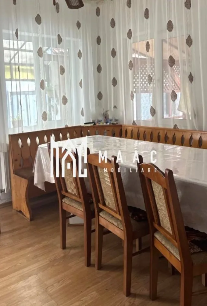 Casa individuala 4 camere I Acces auto I Teren 480mp I Blaj - MAAC Imobiliare vă propune spre vânzare o casă individuală situată în localitatea Blaj, județul Alba, în zona Veza, o proprietate solidă, singură în curte, amplasată pe un teren de aproximativ 500 mp.

Proprietatea permite accesul auto și include mai multe construcții auxiliare utile pentru activități gospodărești sau depozitare.

Casa este construită pe un singur nivel și este compartimentată astfel:
-cameră de zi cu bucătărie open space
-3 dormitoare spațioase
-2 holuri
-cămară
-baie cu duș și geam de aerisire
-pod

Pivnița este compusă din 2 încăperi, potrivite pentru depozitare.

În curtea proprietății se regăsesc:
-magazie
-șopron
-garaj
-pivniță
-grădină situată în partea din spate

Curtea liberă are o suprafață de aproximativ 270 mp. Zona din fața casei este pavată, iar partea din spate este amenajată cu spațiu verde.

Casa este construită din cărămidă, este solidă și bine întreținută. Încălzirea se realizează prin centrală termică și calorifere.

Proprietatea se vinde mobilată și utilată.

Pentru mai multe detalii, vă rugăm să menționați telefonic că ați văzut anunțul cu CP2796579.