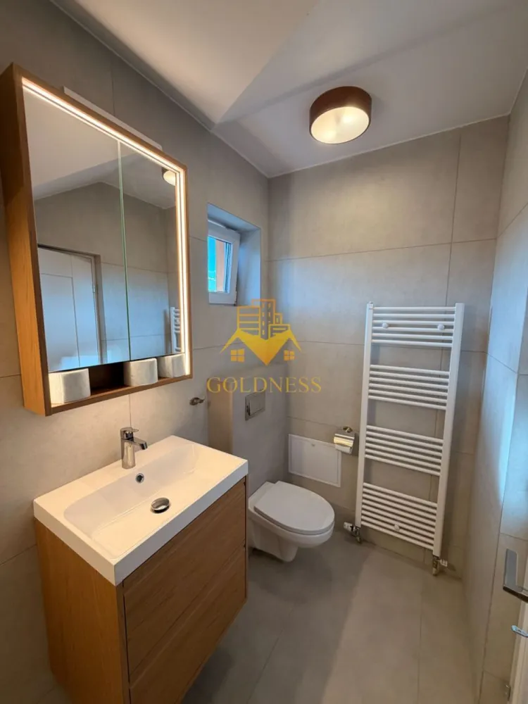 2 camere, modern, bloc nou, Ultracentral Zona Clinicilor, Motilor, UMF - GOLDNESS Imobiliare vă propune spre închiriere un apartament cu 2 camere complet mobilat și utilat, la etajul 4 într-un imobil de 4 etaje, în Zona Ultra Centrala.
Se află în apropierea stațiilor de transport în comun, magazine, restaurante, spații verzi, farmacii, etc. 

Apartamentul este compartimentat astfel:
 - dormitor cu pat matrimonial, dressing, noptiere
 - living cu bucatarie open space complet utilată și mobilată, canapea extensibilă, loc de servit masa 
 - baie cu cabina de dus, calorifer port prosop și dulap pentru depozitare.

Imobilul este dotat cu toate cele necesare- centrală proprie, frigider, aragaz, hotă, mașină de spălat haine, etc. 

Dacă sunteți interesați de acest apartament și doriți să îl vizionați, dar și pentru alte oferte nu ezitați să ne contactați telefonic sau prin e-mail. Vă stăm la dispoziție!

Pentru intermediere se percepe un comision de 50% din prețul chiriei!